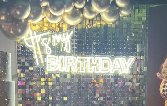 Neón sign "Its my birthday"