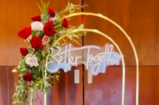 Neón sign "Better together"