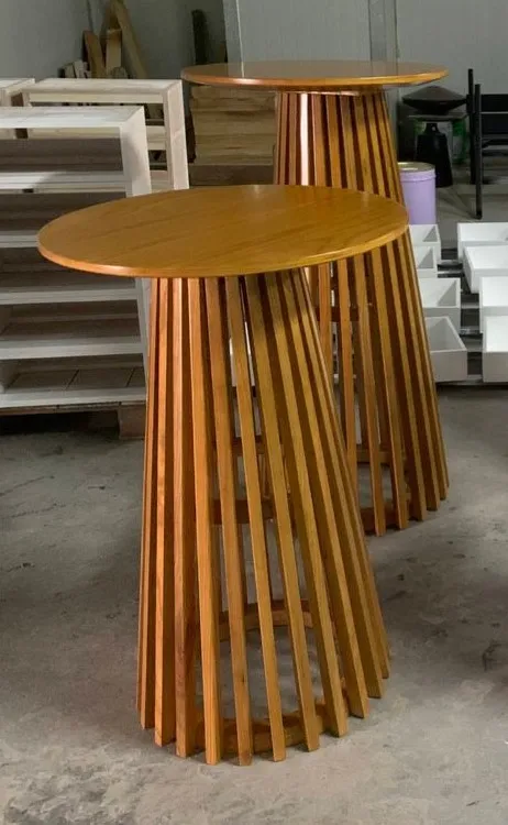 Mesa Julianne marrón claro alta 