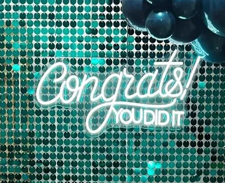 Neón sign "congrats! you did it"