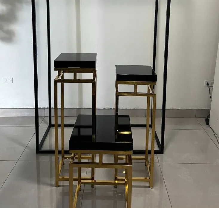 Mesa mediana Evangeline negra & gold