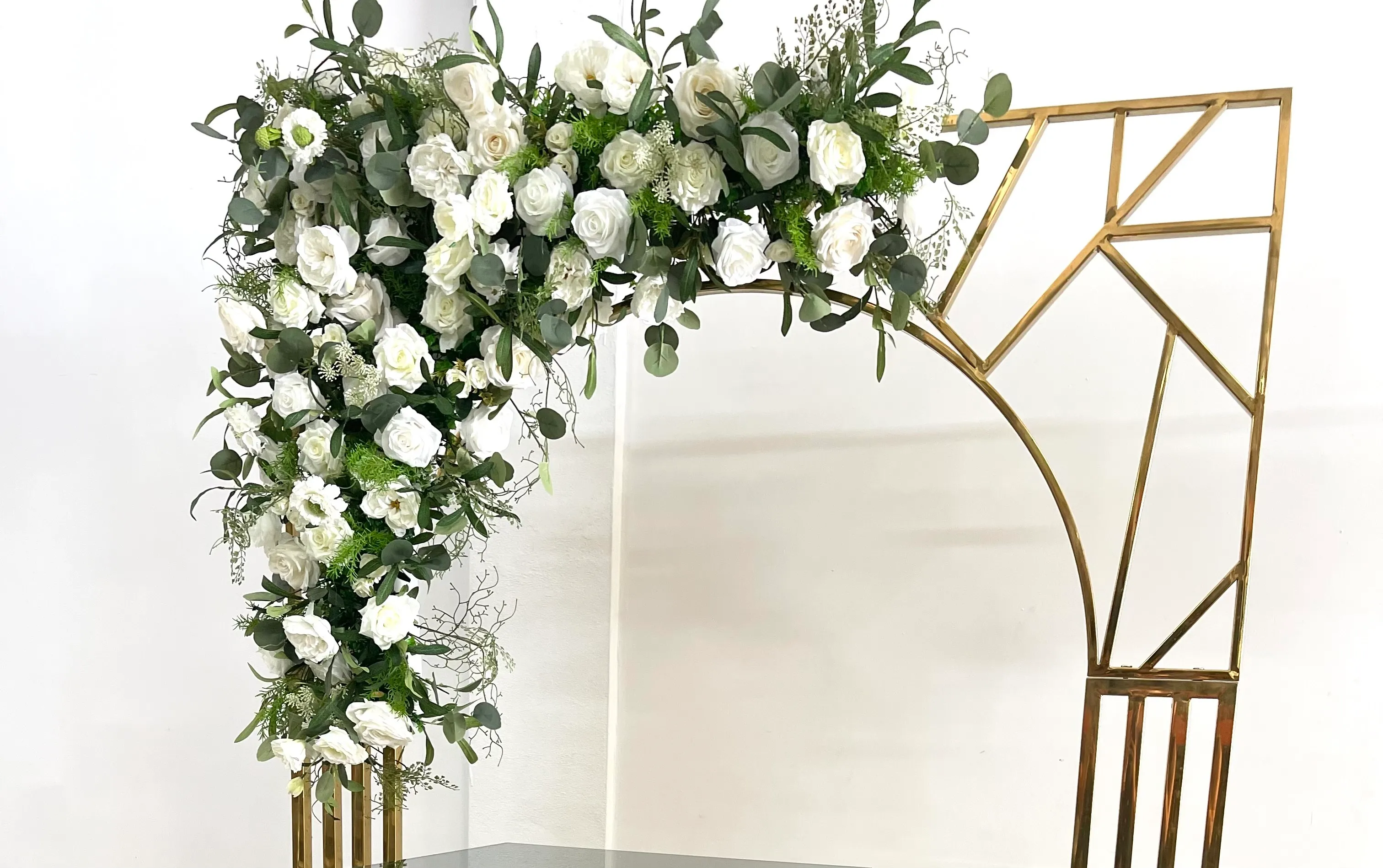 Flores artificiales blanco y verde (Backdrop)