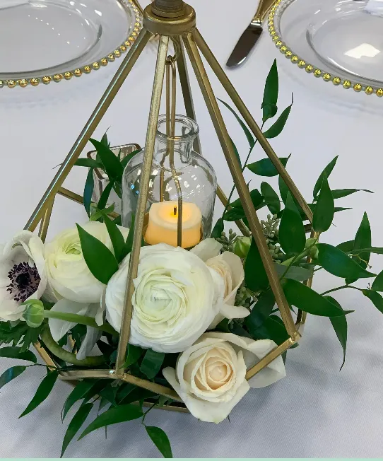Centerpiece Gold Tri-Geo Stand