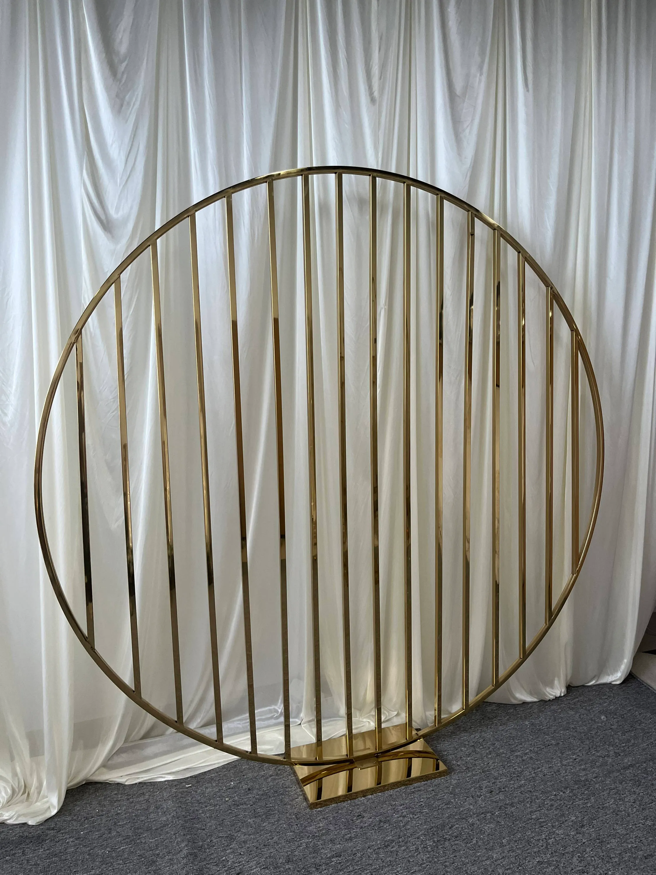 Metal -Gold Striped Round Backdrop  