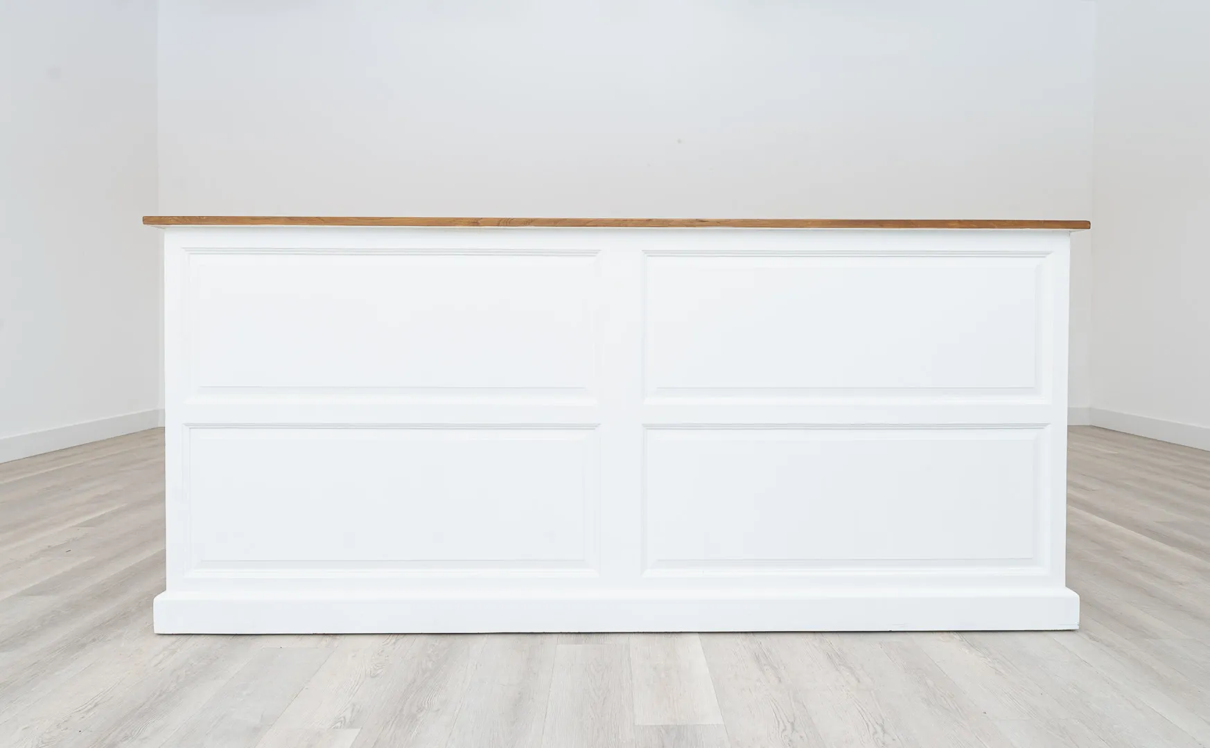 White Christina Bar 8’