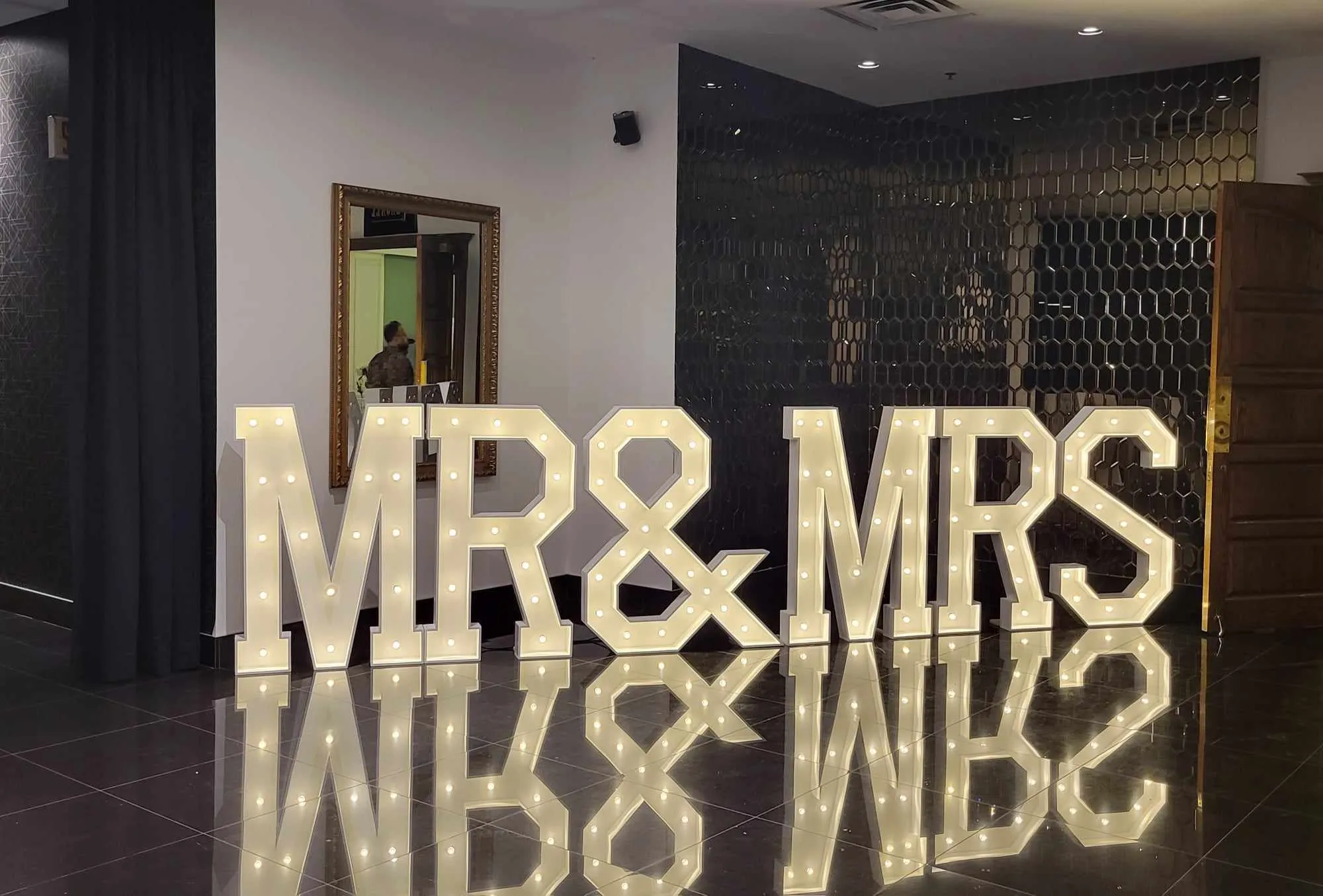 "MR & MRS" - 4FT