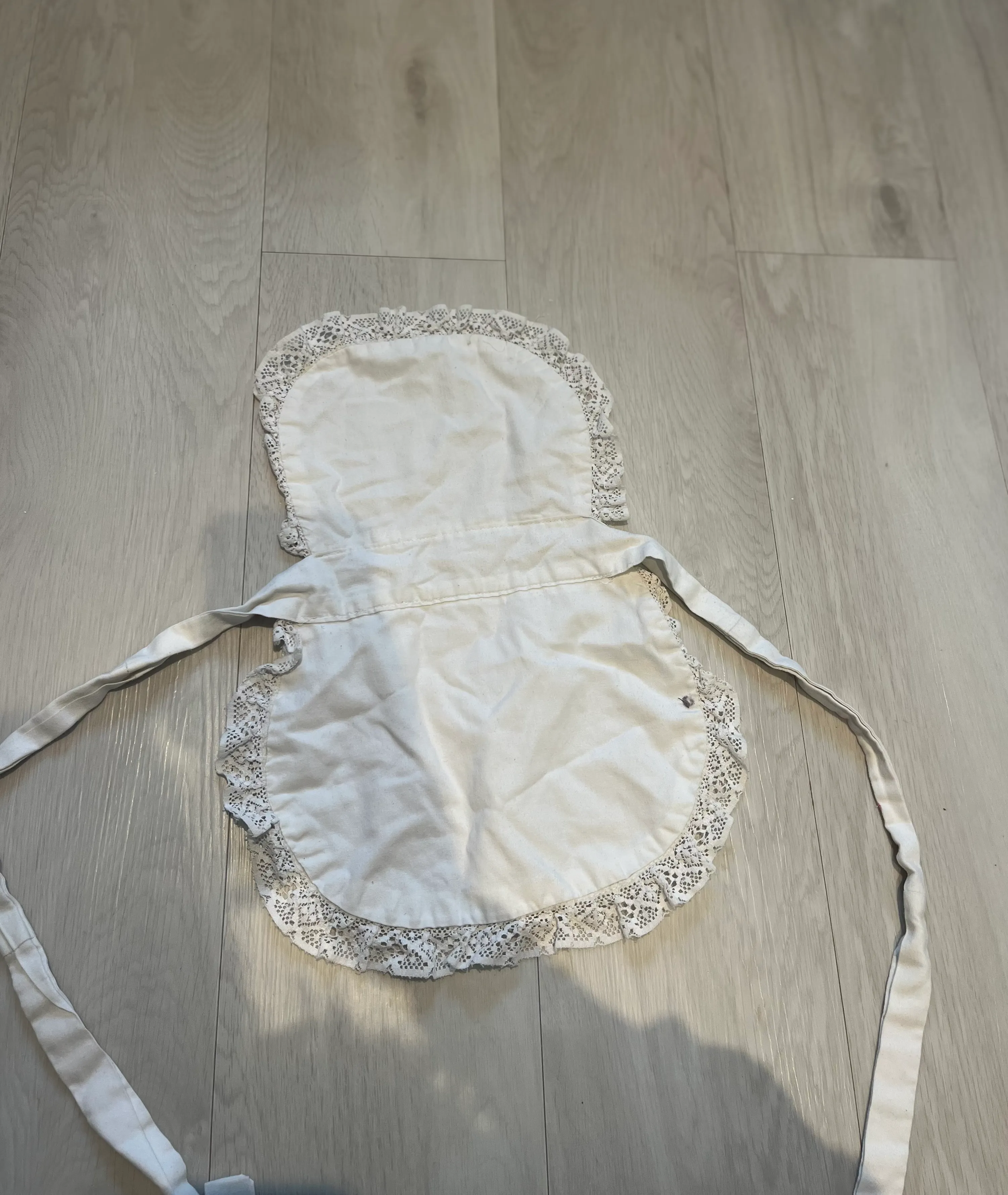 Pinnie- White apron  with frill