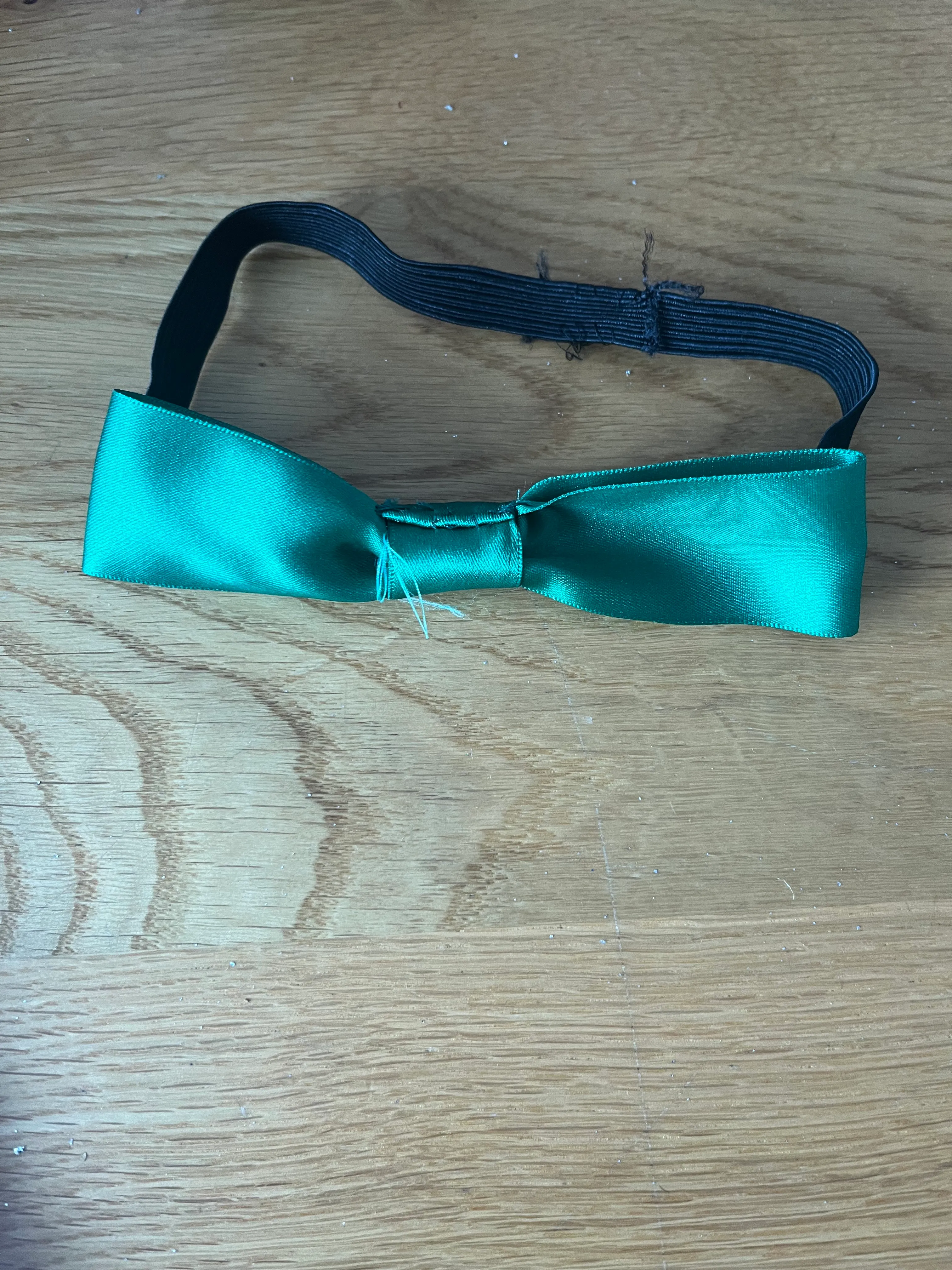 Bow tie- Green satin