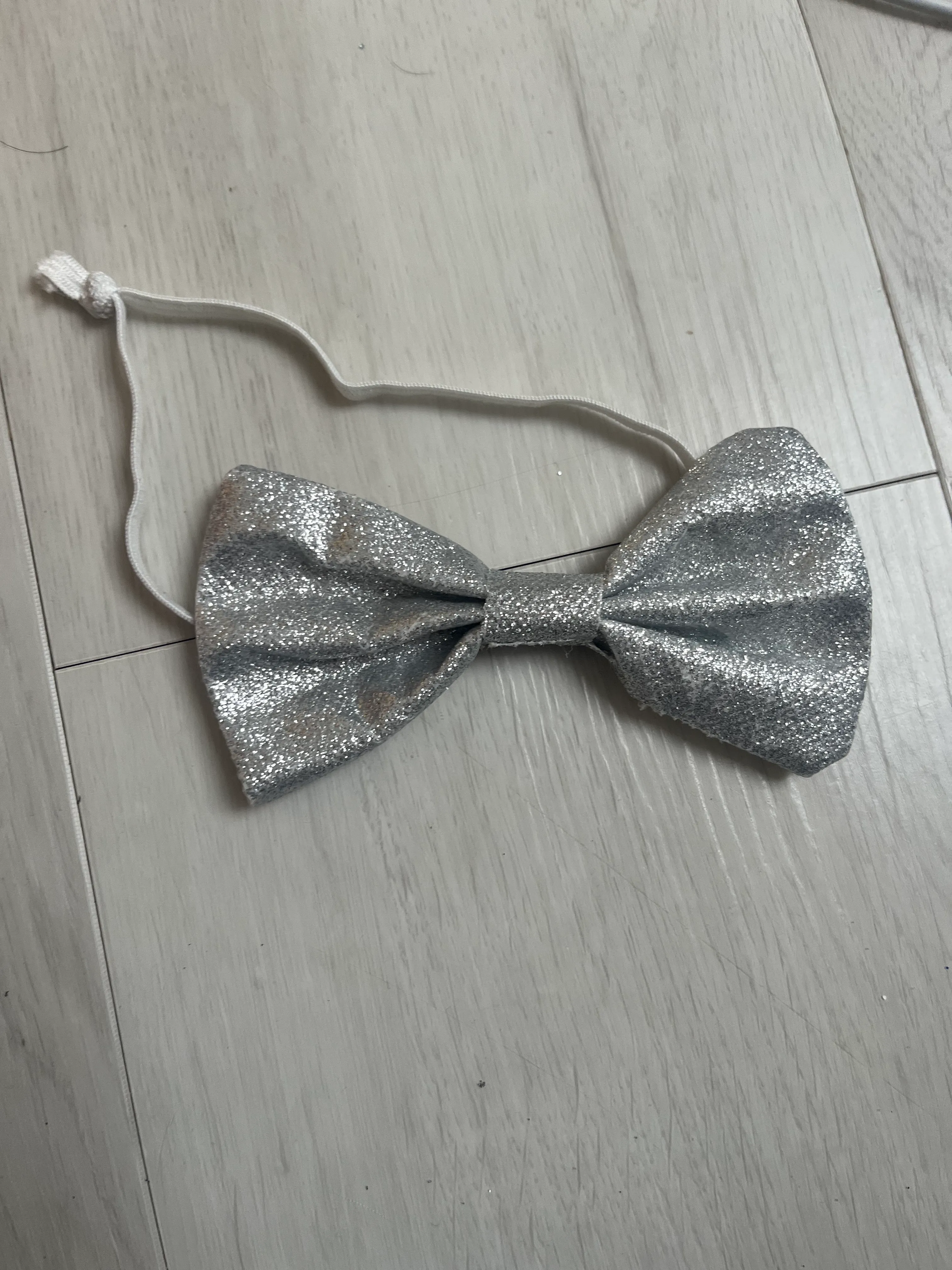 Bow tie- Silver glitter 