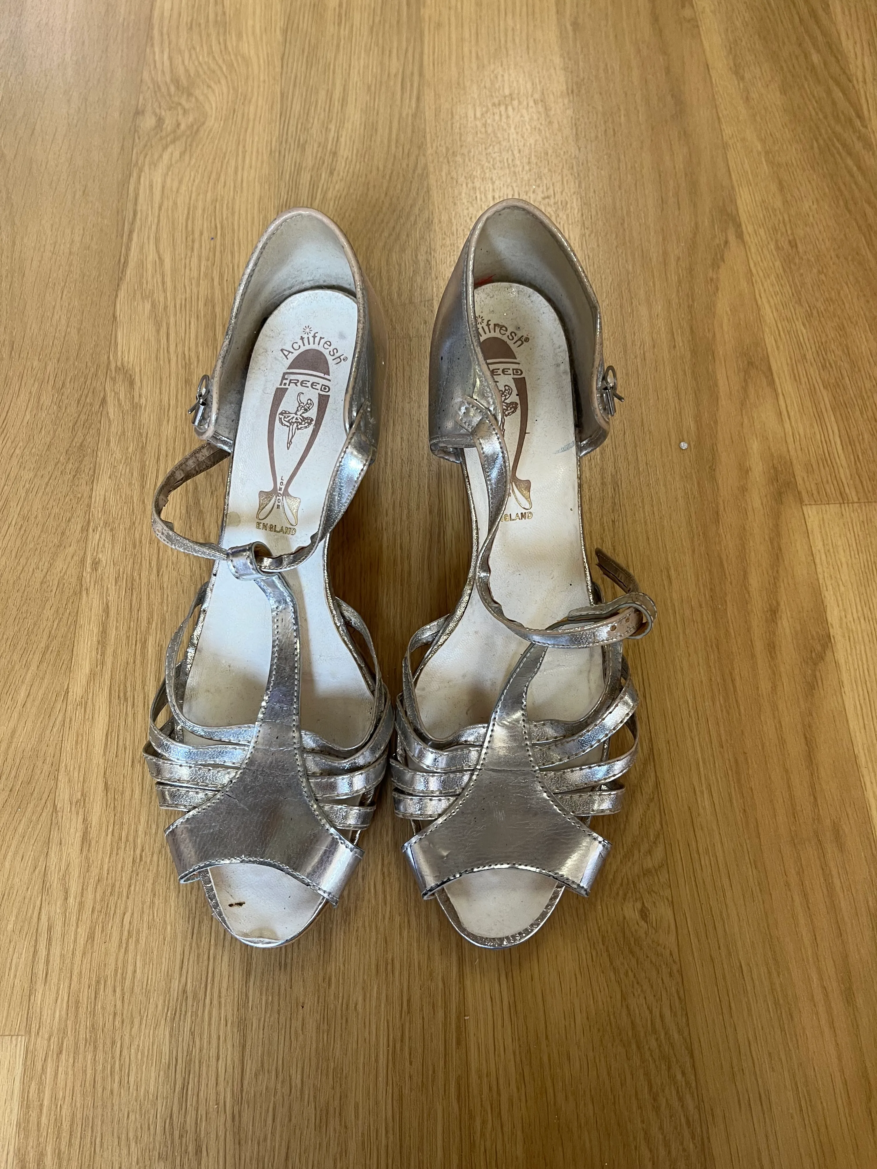 Heels- Freed Silver cross toe 