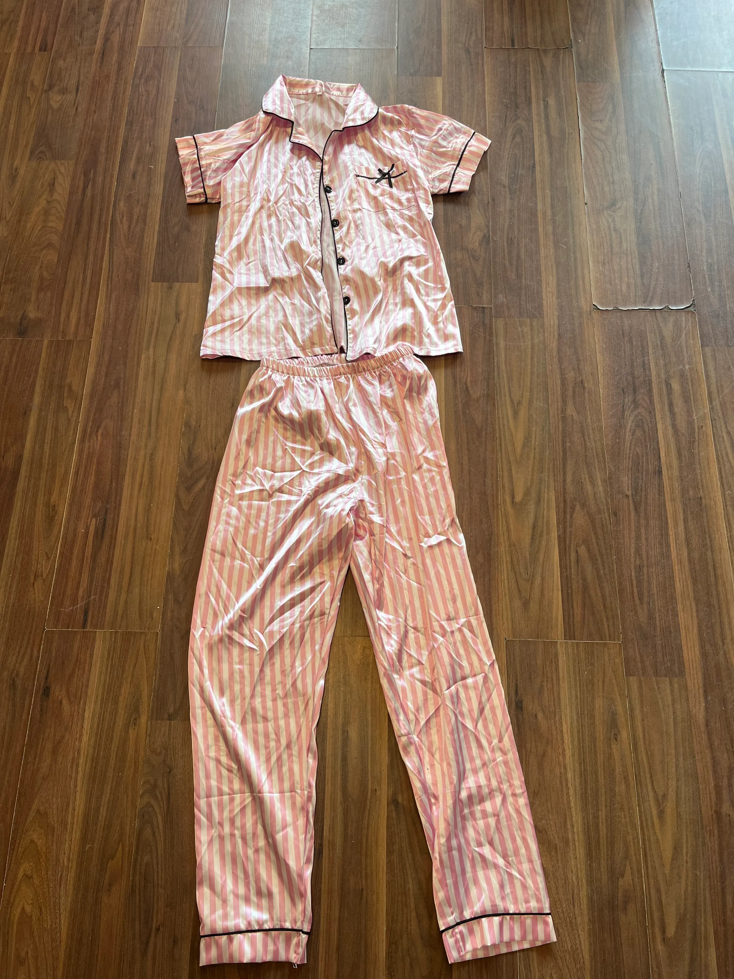 Pyjamas- Silk In pink blue and turquoise.