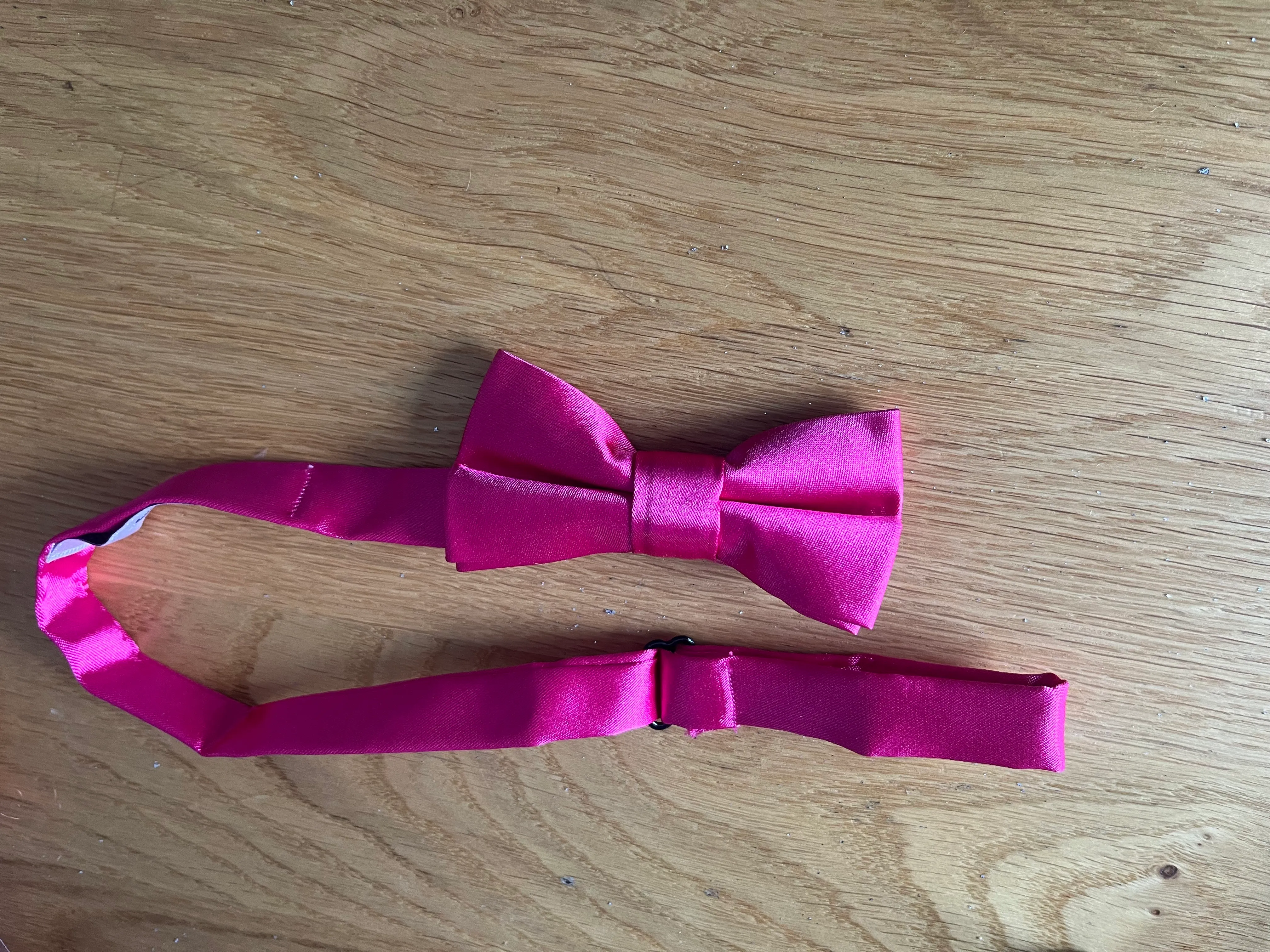Bow tie- Bright pink satin