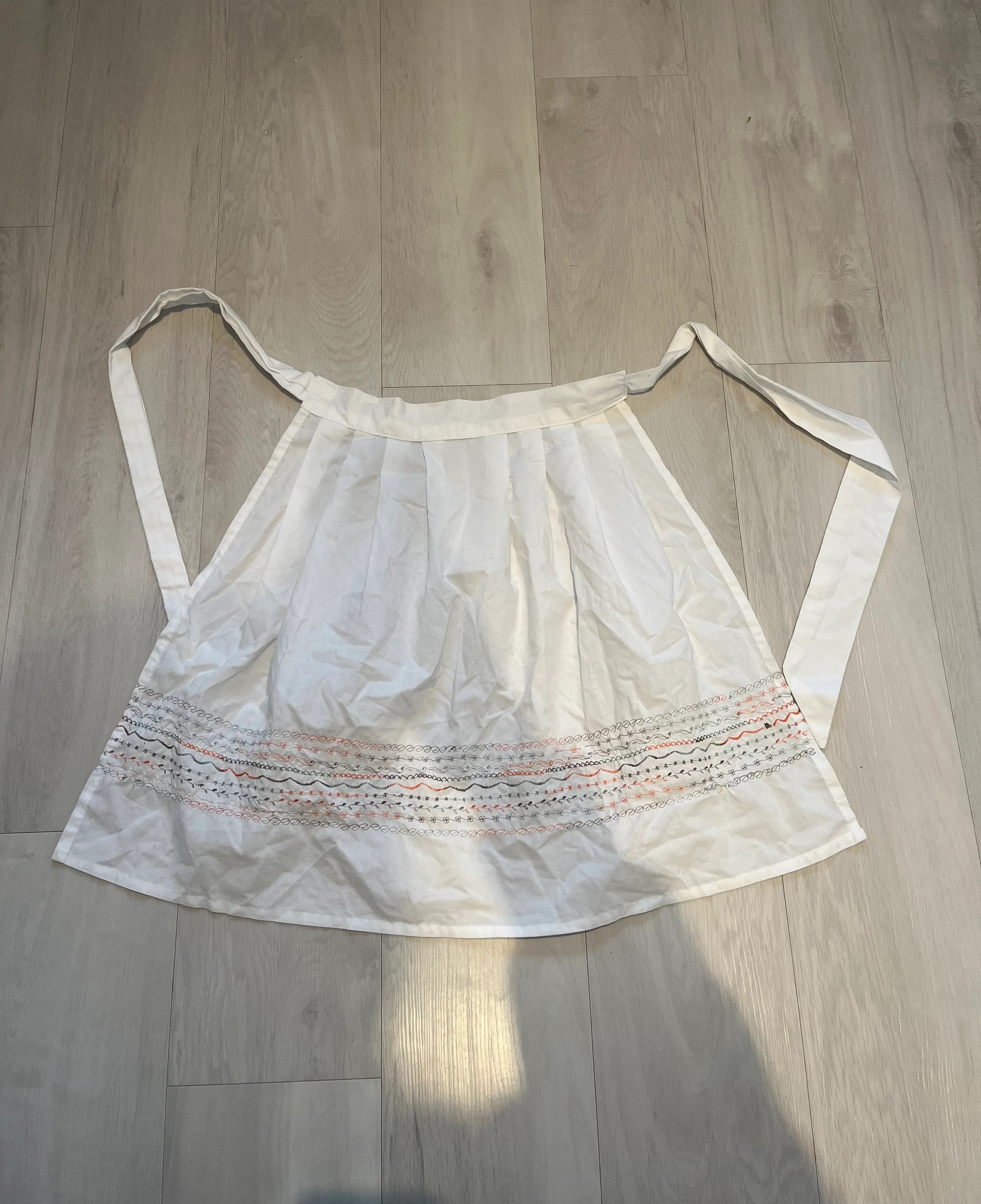 Pinnie- White with pattern