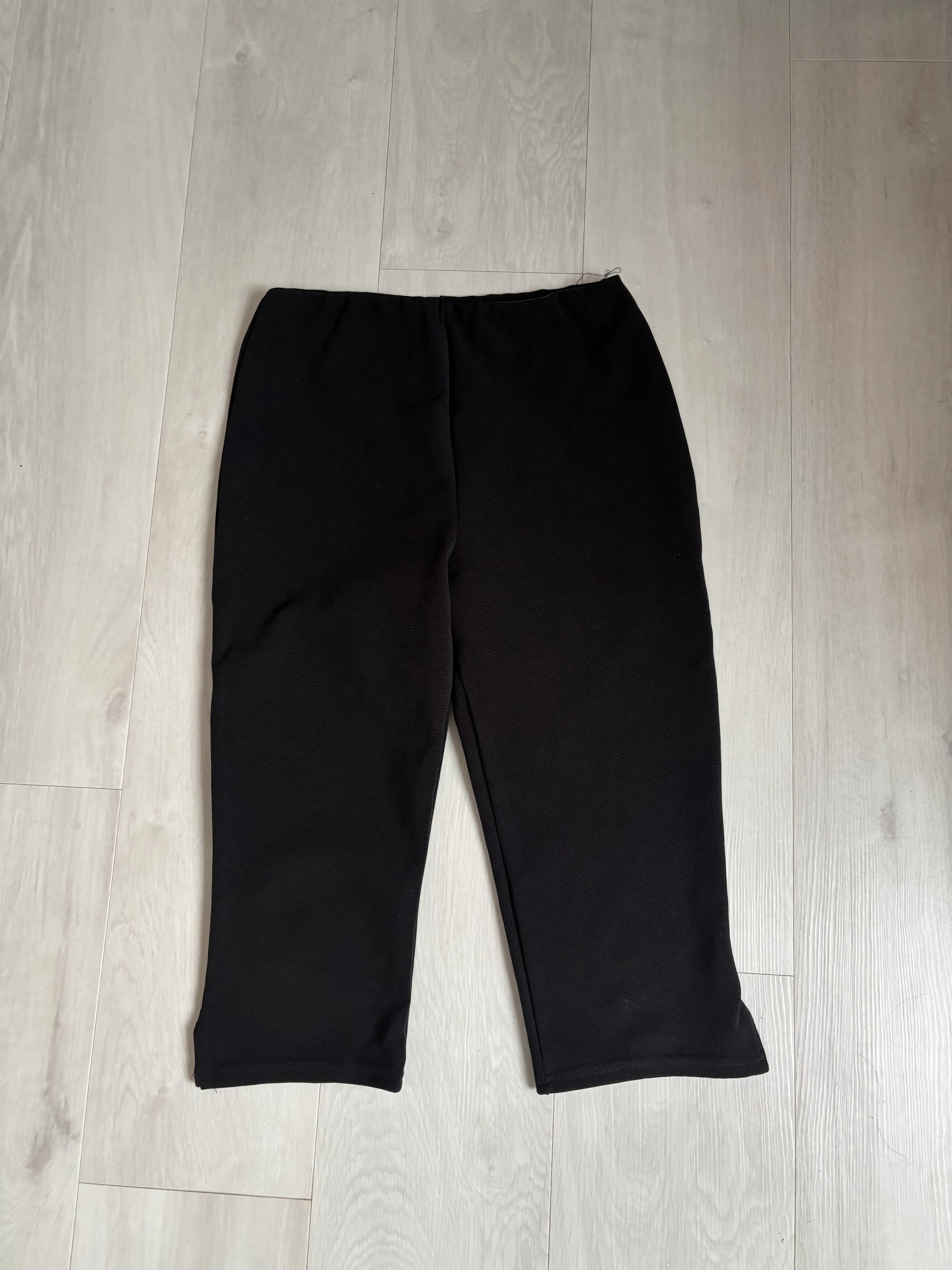 Trousers- Black cropped trousers