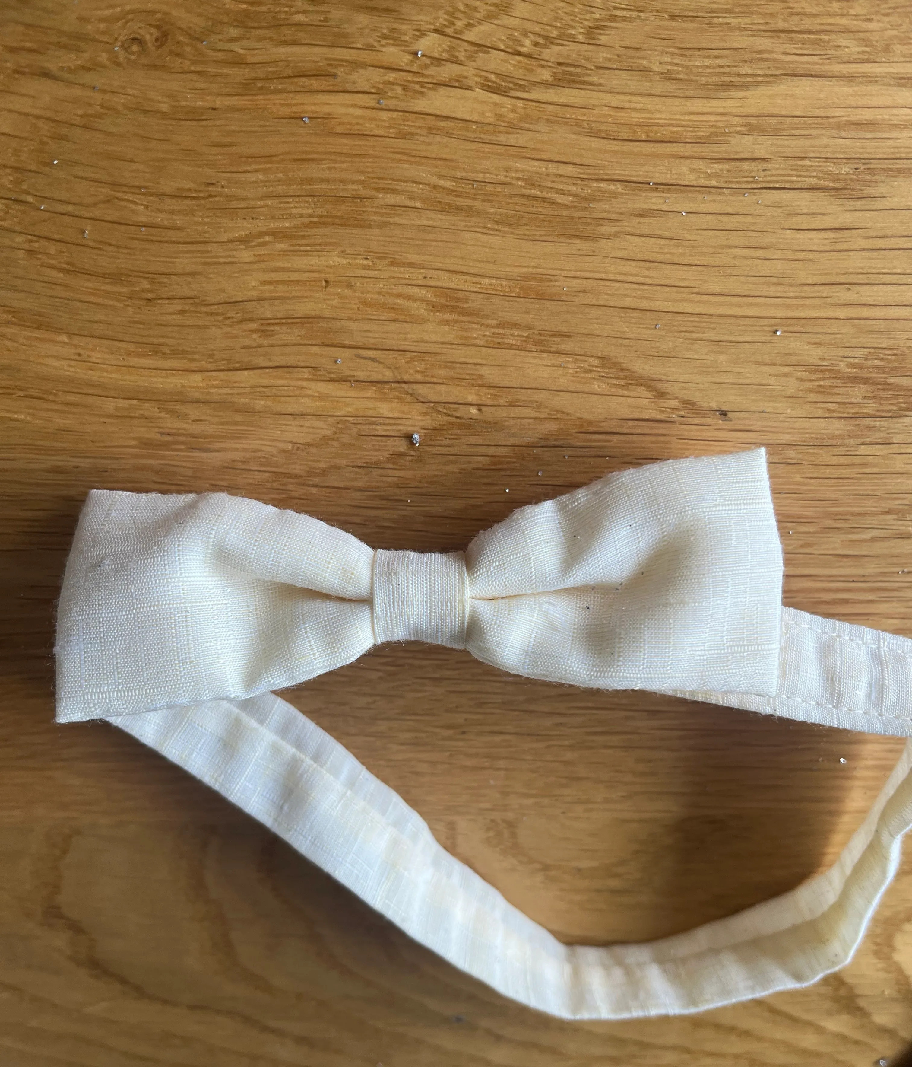 Bow tie- Cream on velcro