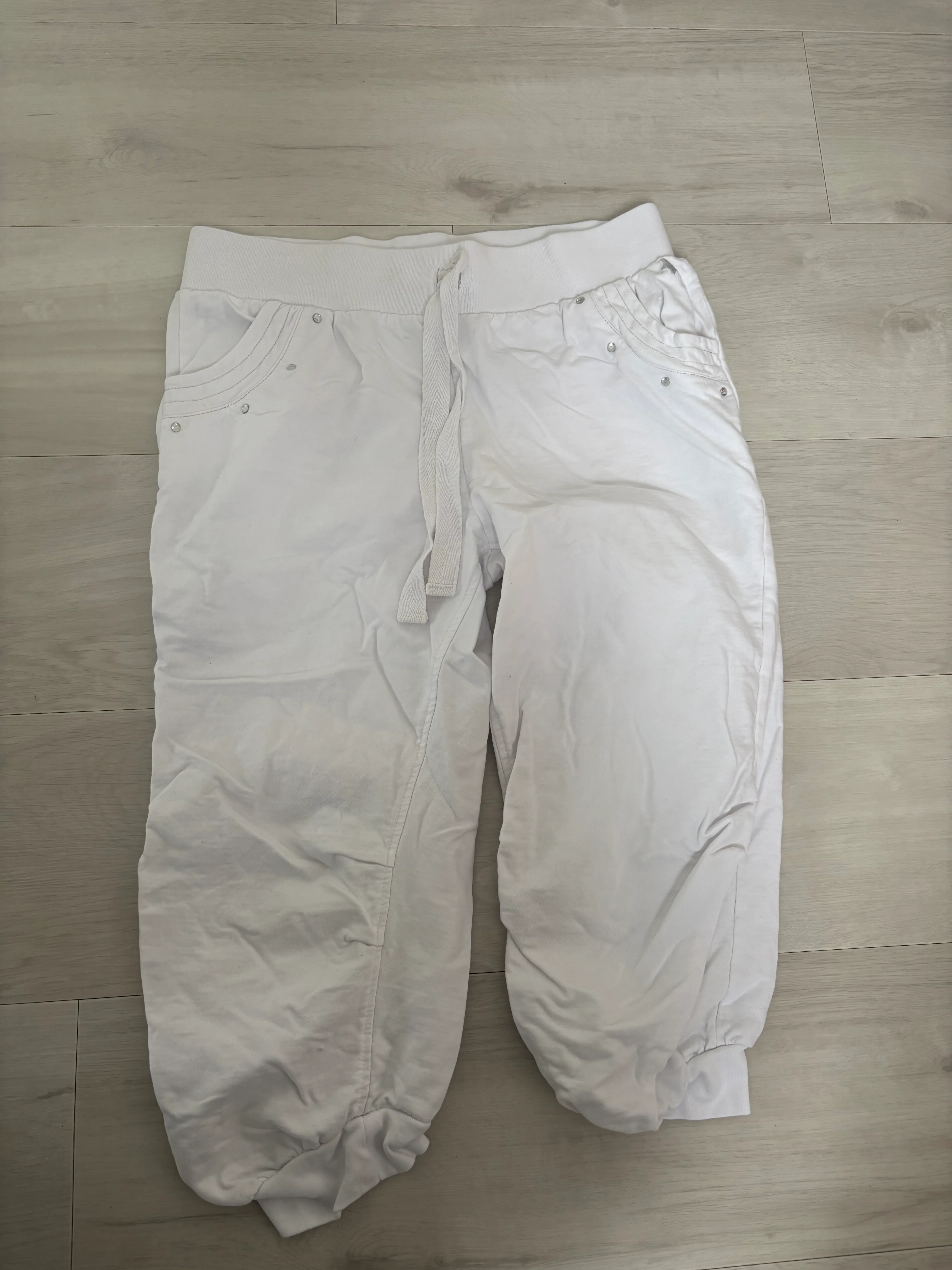 Trousers- White love cropped trousers