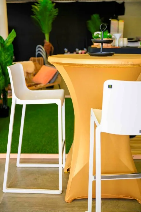 Stoelen en barkrukken en zitbanken