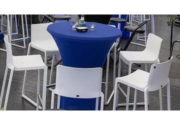 Statafelpakket white blue 5 statafel, witte krukken 15, koningsblauwe hoezen (ongeveer 30 personen)