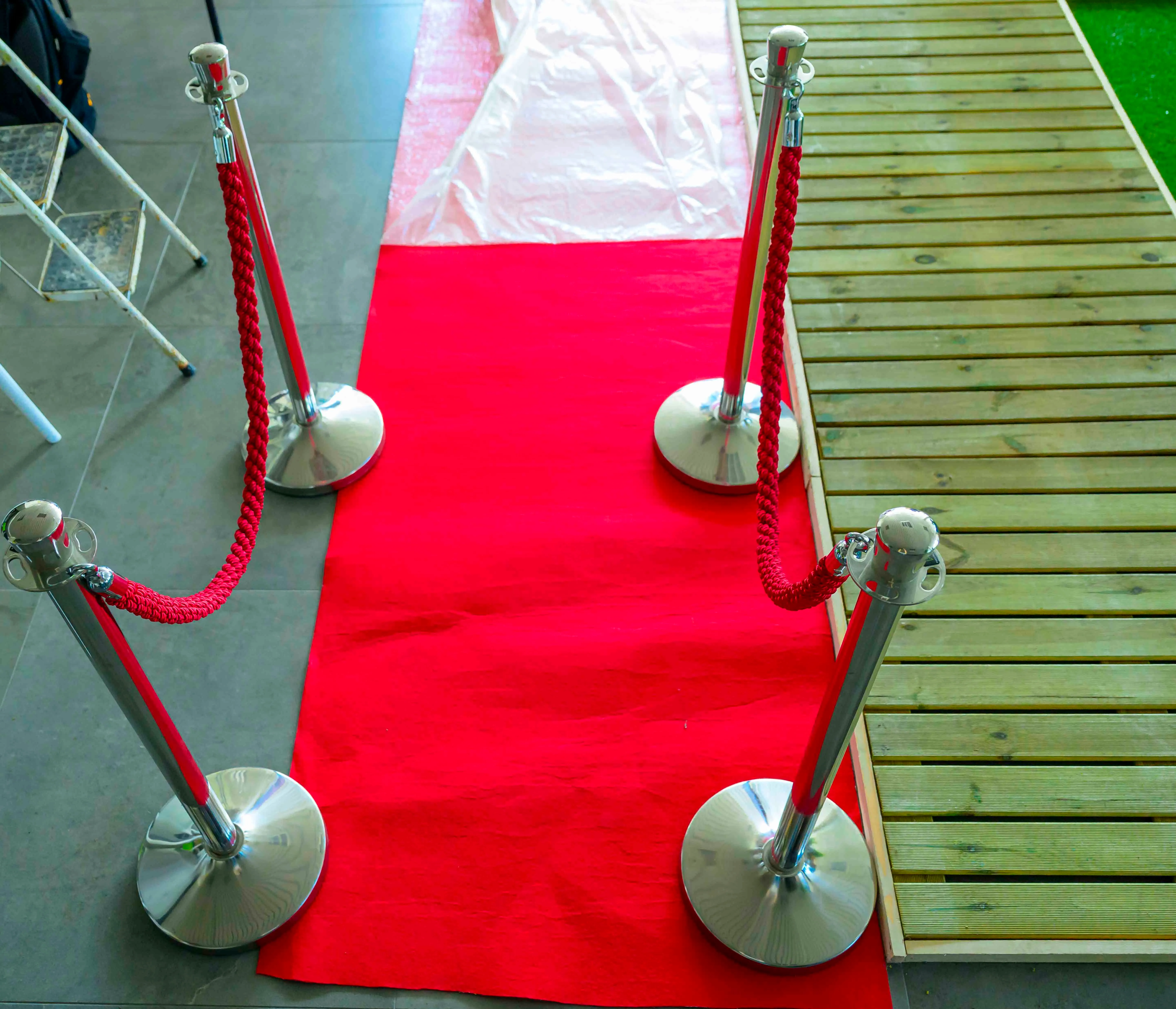 Afzetpalen grijs met rode koord dubbele set 