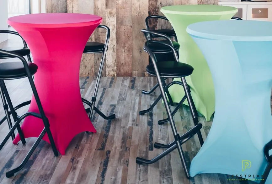 Partyformule Maxi 12 partytafels met stretchhoes zwart en 36 zwarte barkrukken (ongeveer 100 personen)