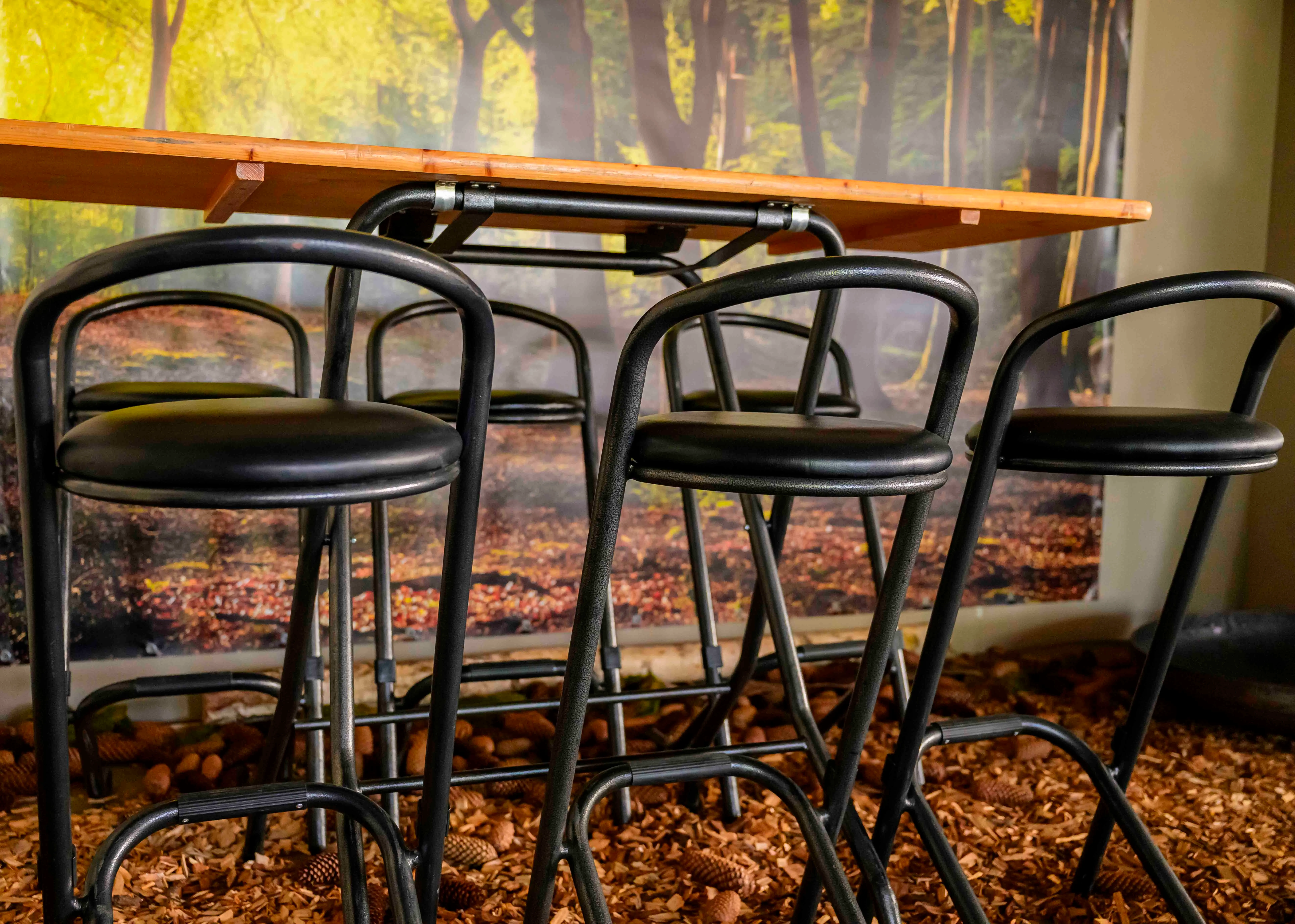 Festival feestpakket houten statafels wood + zwarte krukken  voor 30 personen a 50 personen