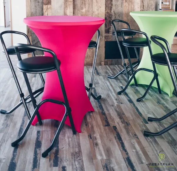 Partyformule Medium : 6 partytafels en bijhorende hoezen zwart en 18 barkrukken zwart (ongeveer 50 personen)