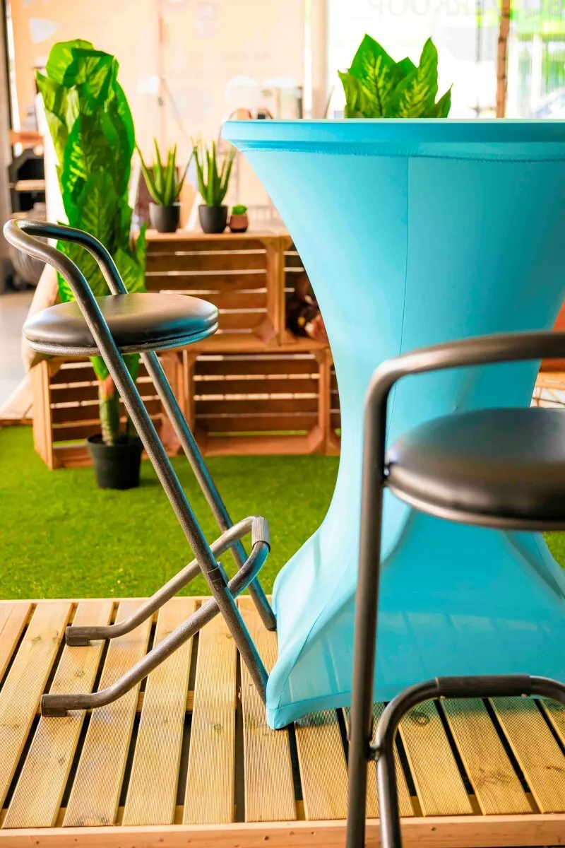 Blue pakket / Mini pakket 3 statafels + Turquoise stretch hoezen + 9 krukken