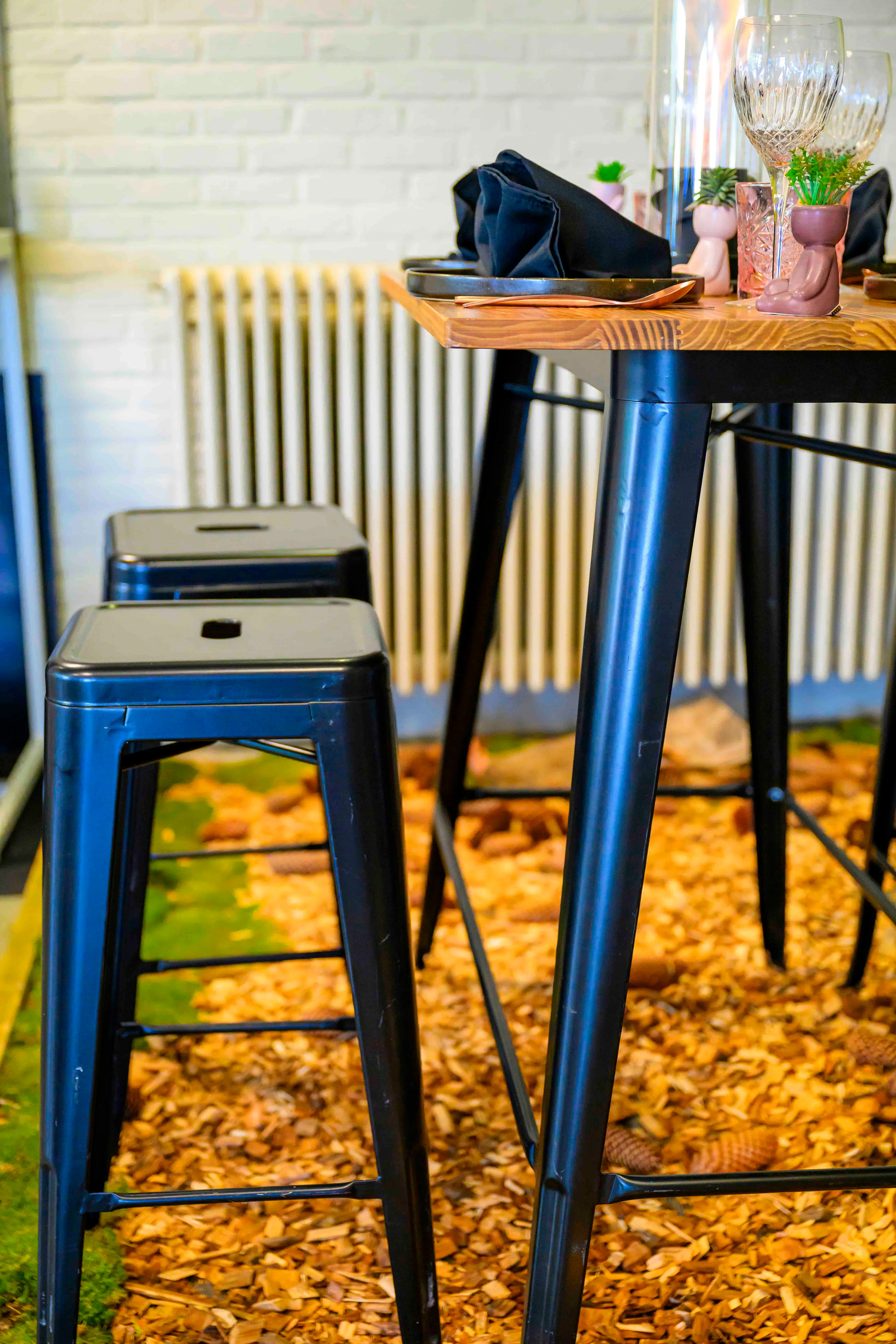 Statafelpakket Woodstyle Mini receptietafels met onderstel in gepoederlakt staal + topbladen in iepenhout en zwarte barkrukken industriële look 