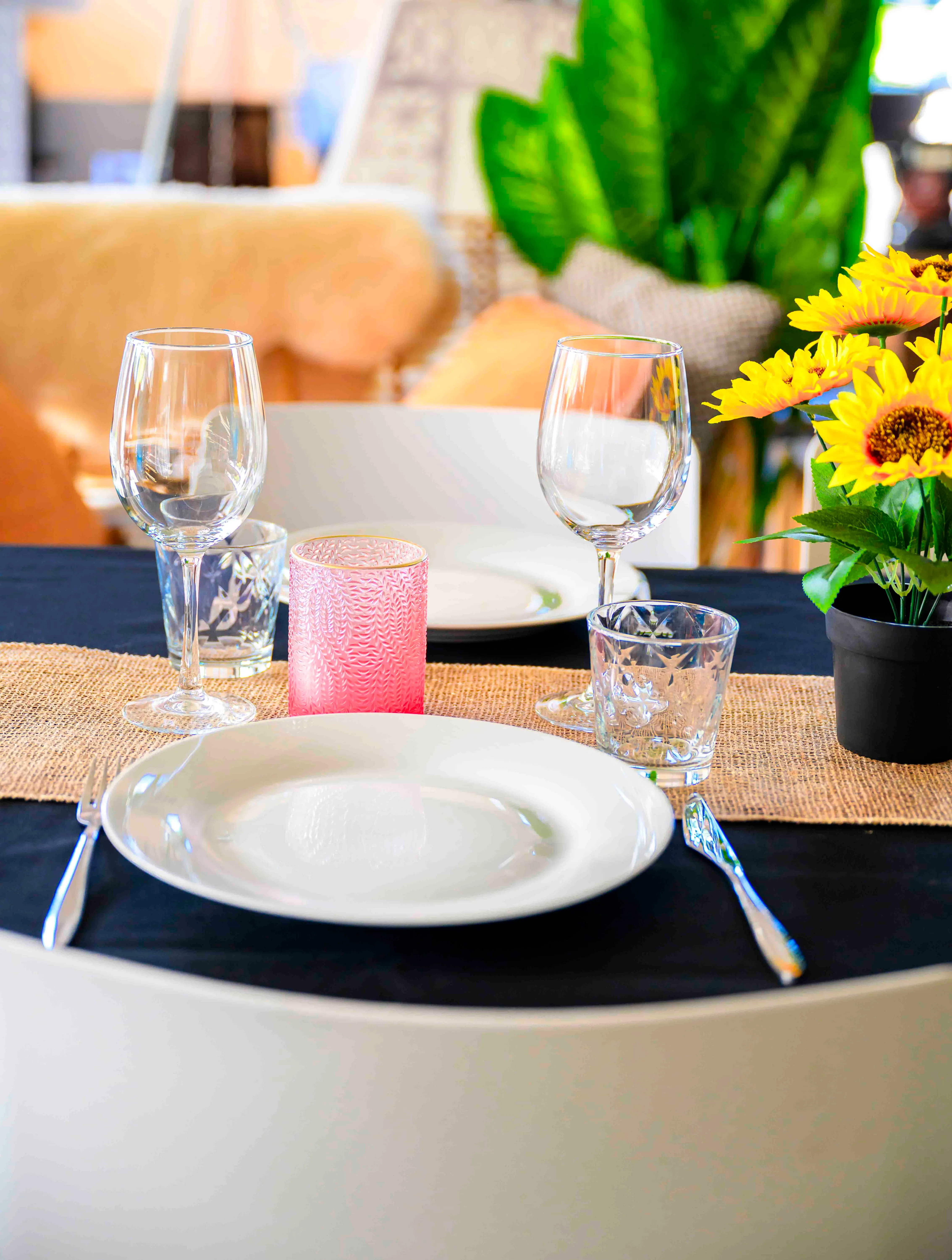 Gedekte tafel Trend line basic prijs per persoon (glazen, bord design en bestek)  / vanaf 15 personen