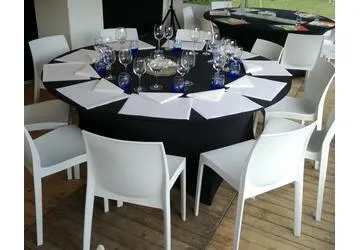 Dinnerpakket strak: witte stapelstoel en ronde tafels zwart linnen stretch vanaf 14 personen