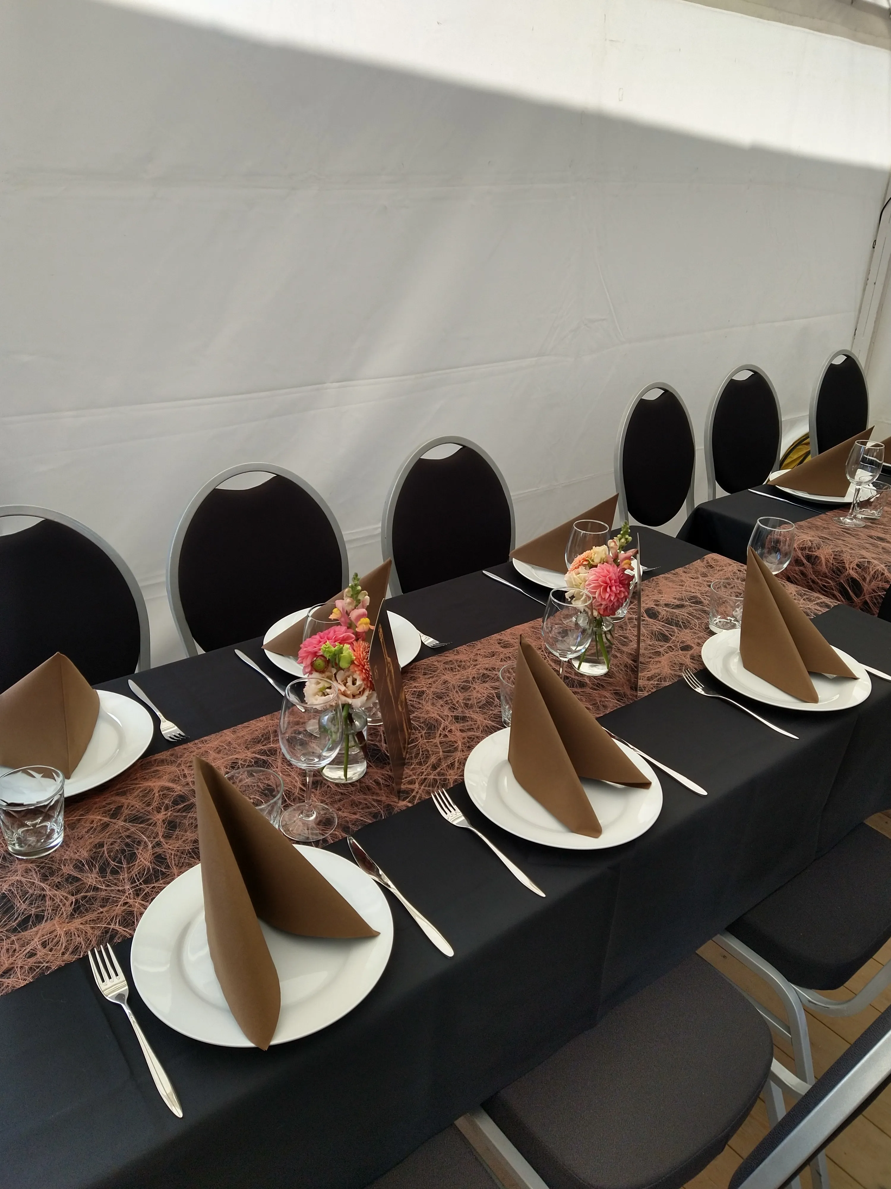 Dinnerpakket zwart banket : banketstoelen, zwart linnen en tafel prijs per persoon  vanaf 15 personen