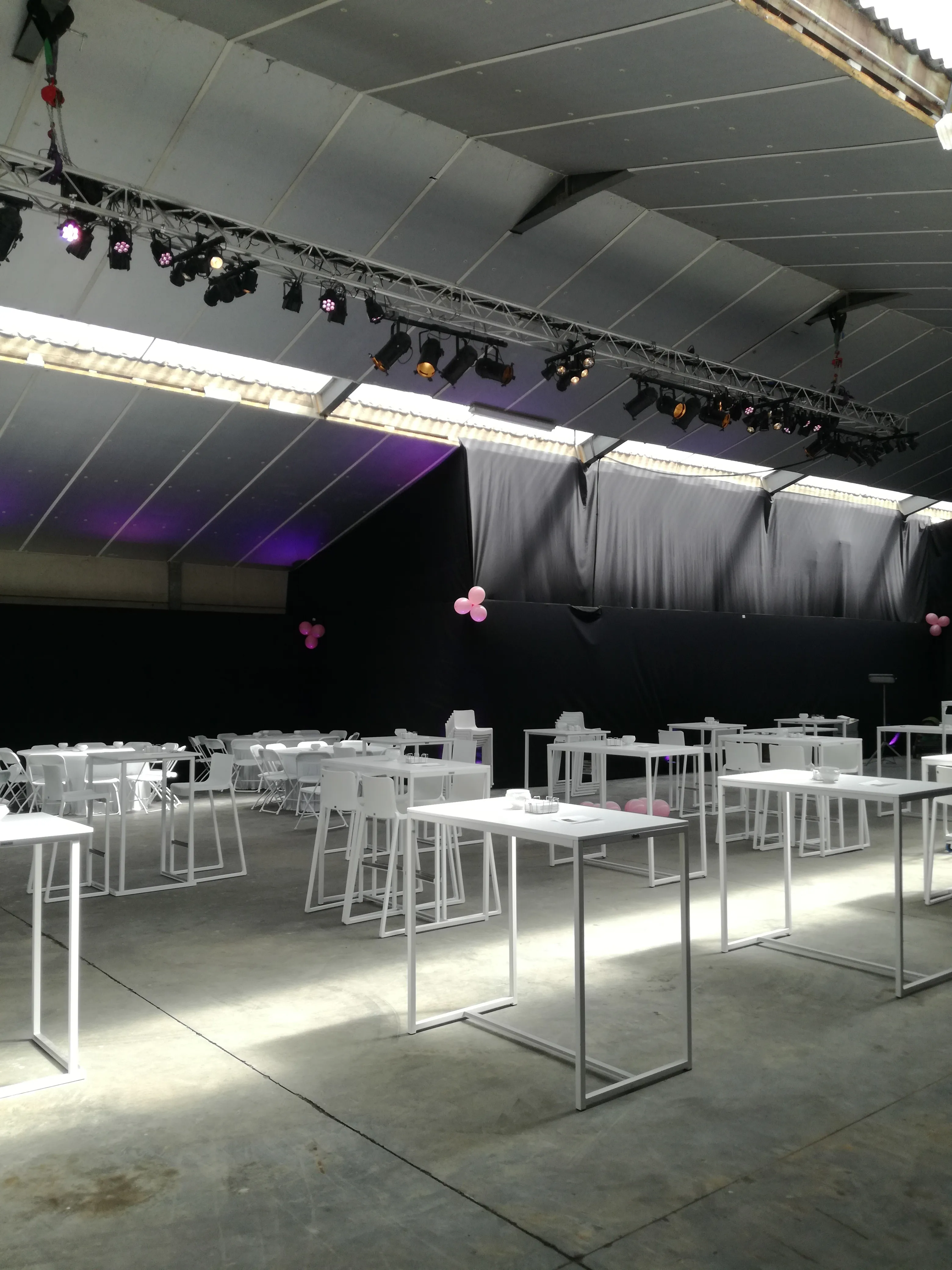 White line statafel wit mix groot en klein en design krukken prijs per persoon vanaf 15 personen