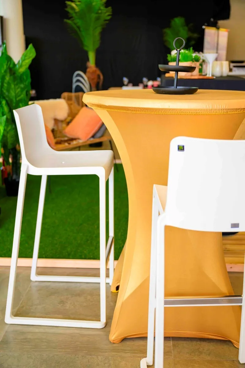 Statafelpakket Gold = 5 statafels, witte krukken 15, gouden hoezen (ongeveer 30 personen)