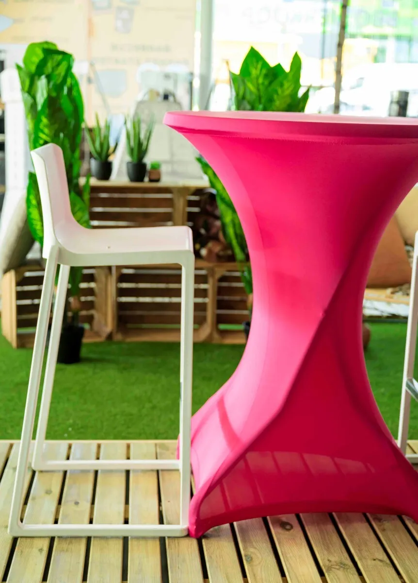 Pink pakket / Mini pakket 3 statafels + roze stretch hoezen + 9 krukken