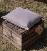 Houten kistje + kussen grijs