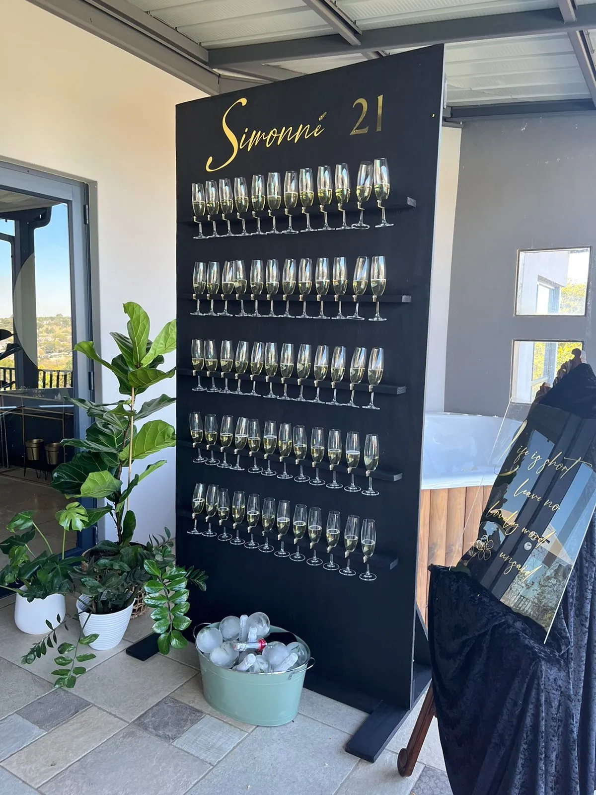 Black Champagne Wall 60 Glasses 