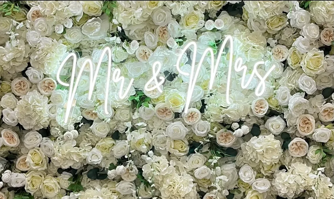 MR & MRS Neon Sign