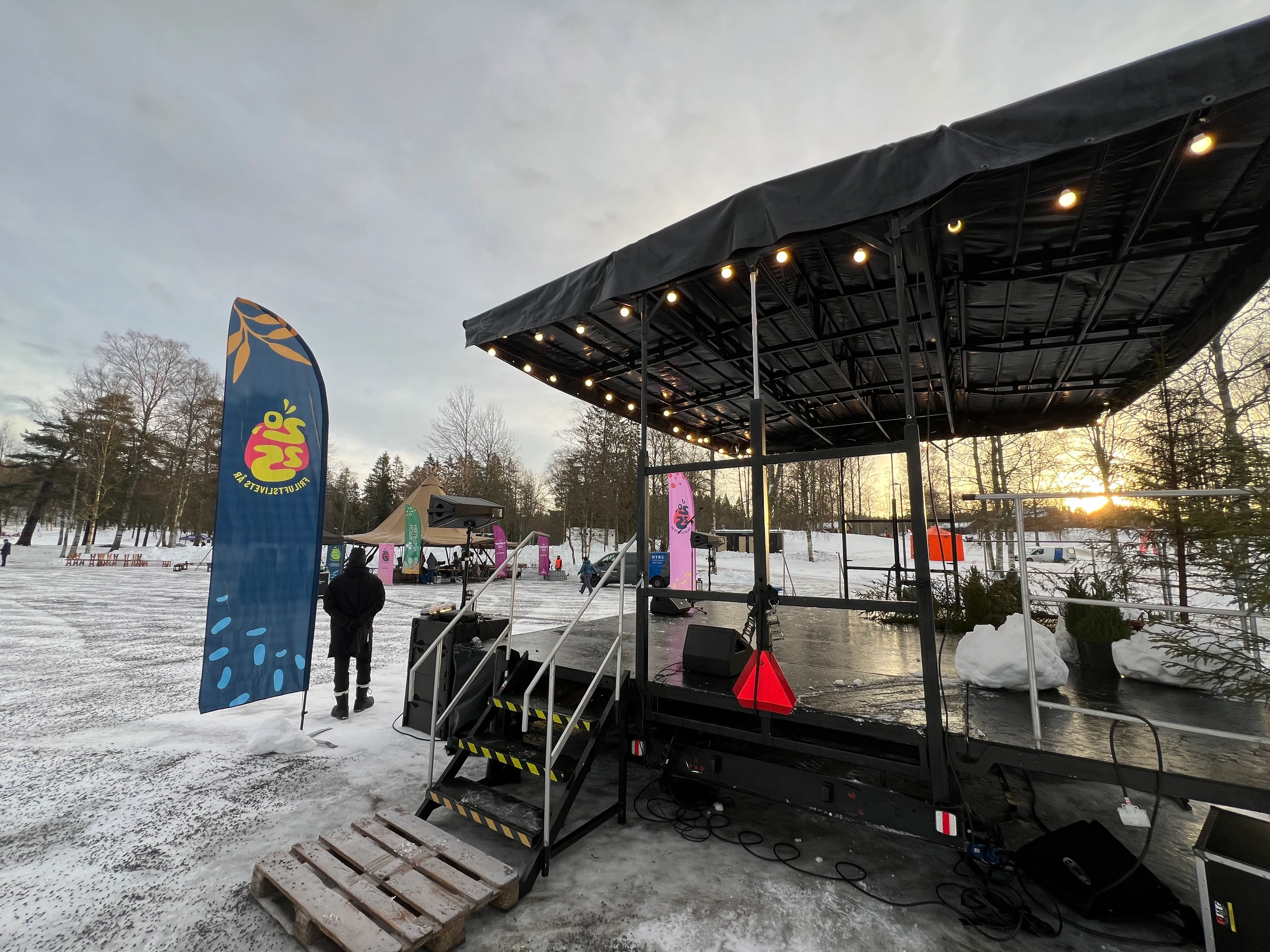 Komplett scene 8x4 meter med bakvegg