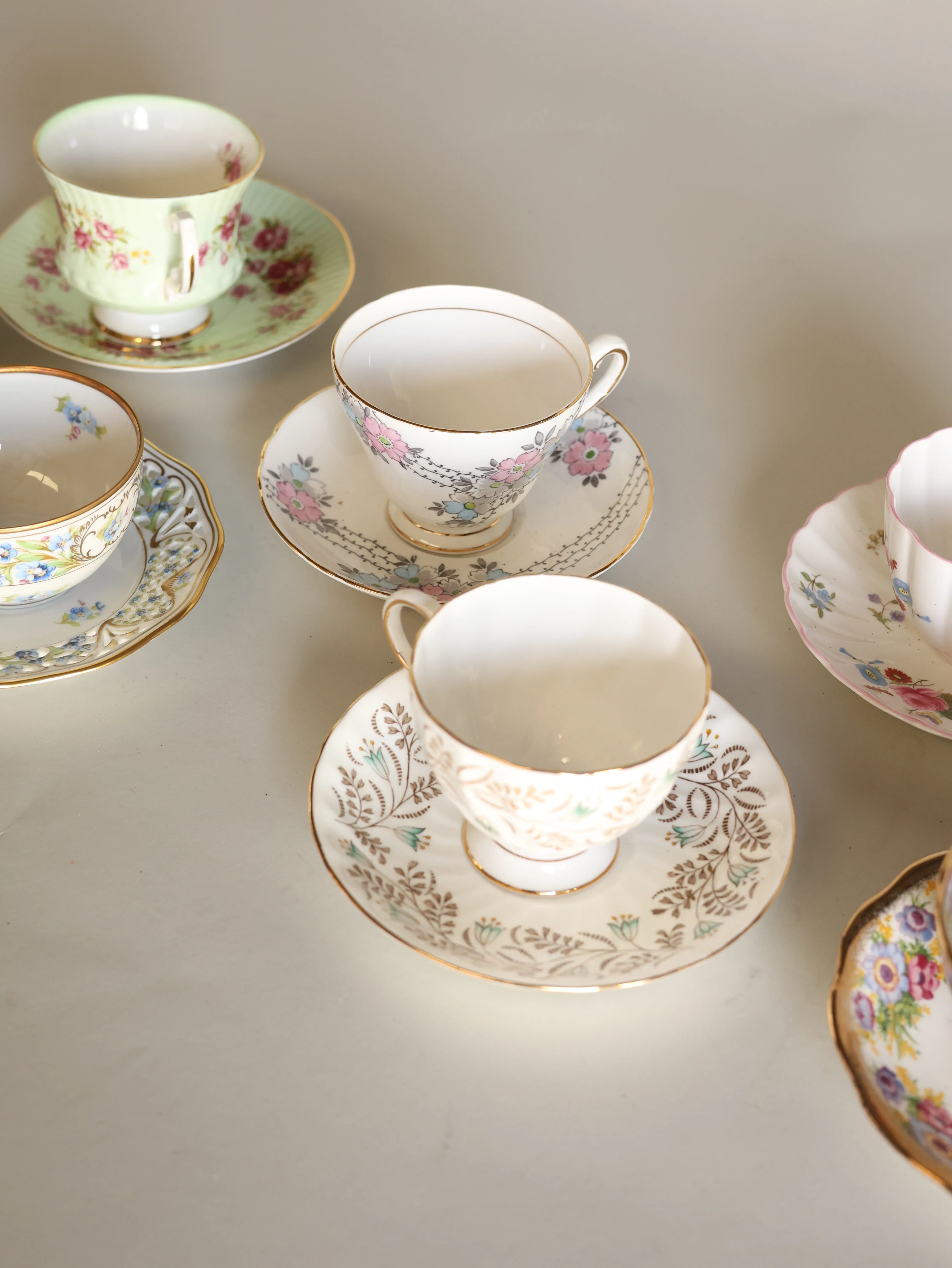 Mia ceramic mixed tea cups set