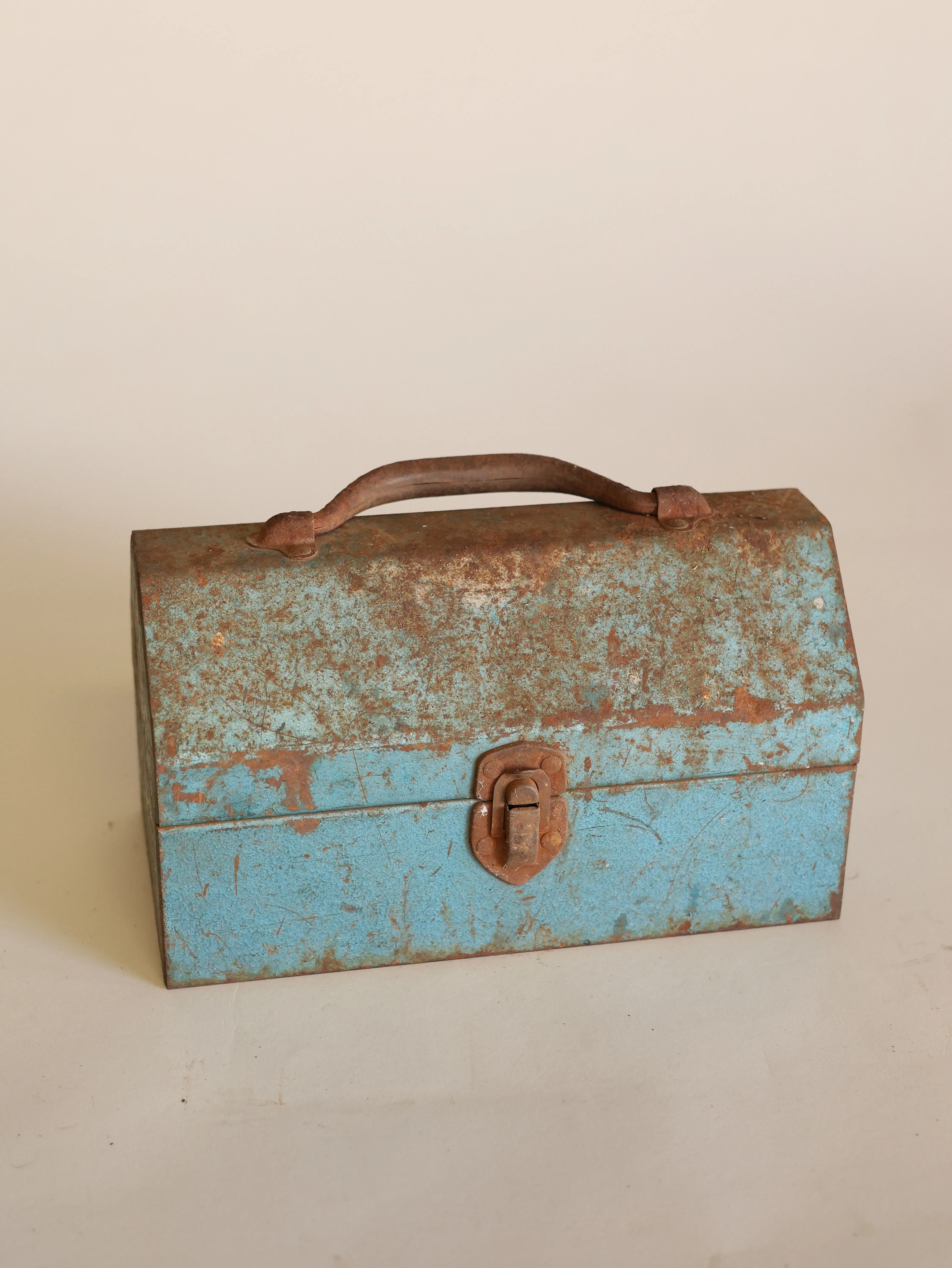 Blue rusty metal toolbox w sander