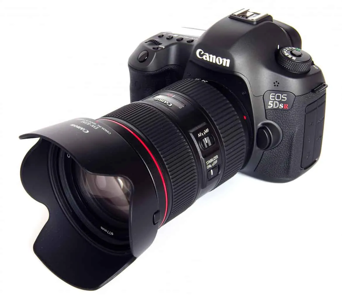 Canon EOS 5DSR with  EF 24-105mm f/4 L IS 2 USM (COMBO) 