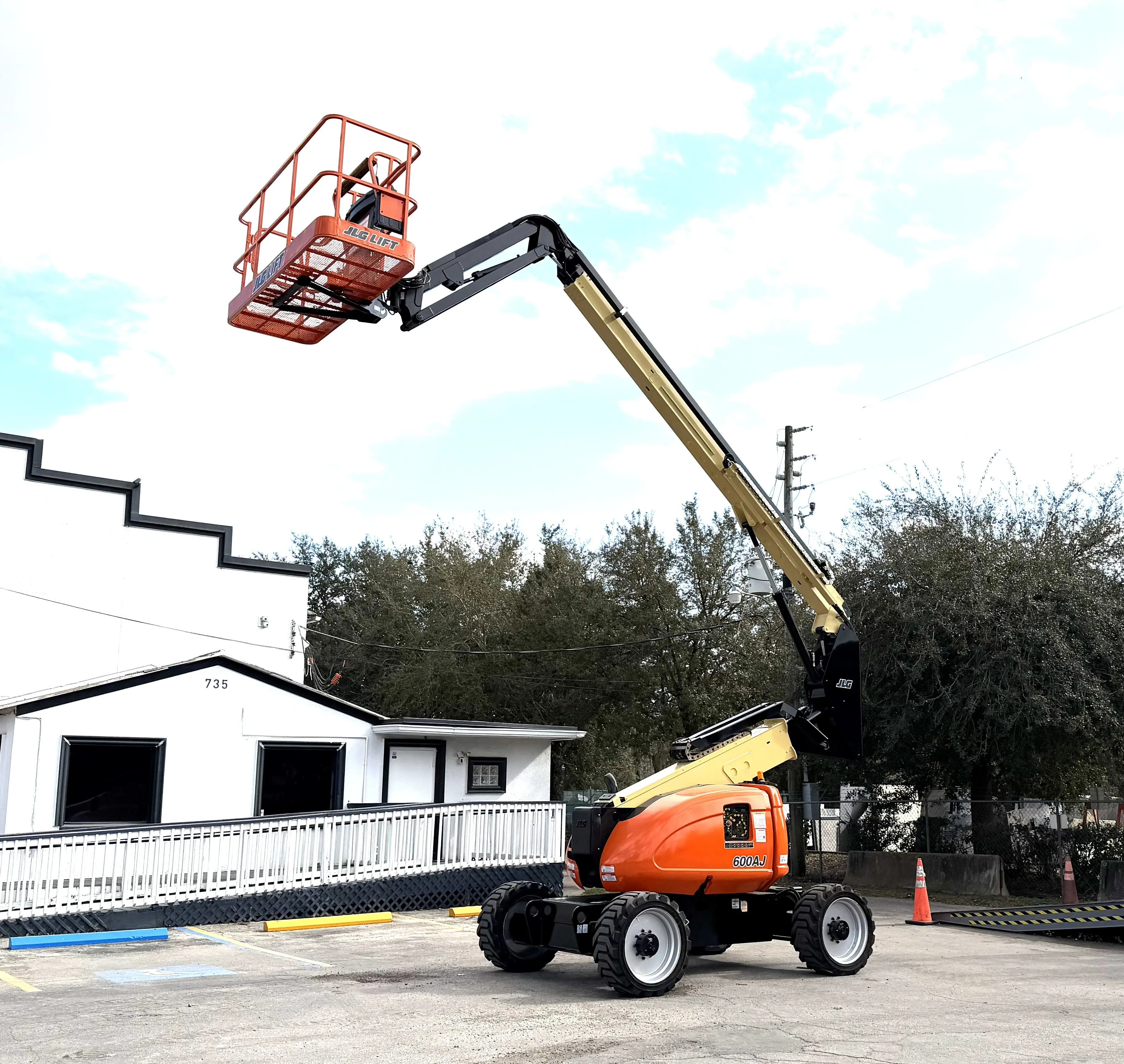 JLG 600AJ Articulated Boom Lift 