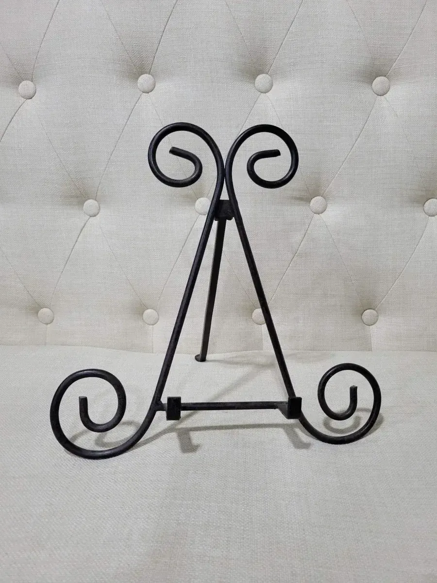 Black tabletop easle