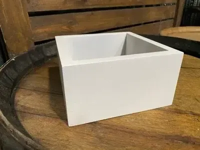 Square white display/ riser- med