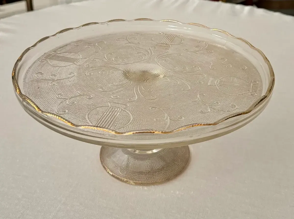 Viola round glass gold rimmed cake stand