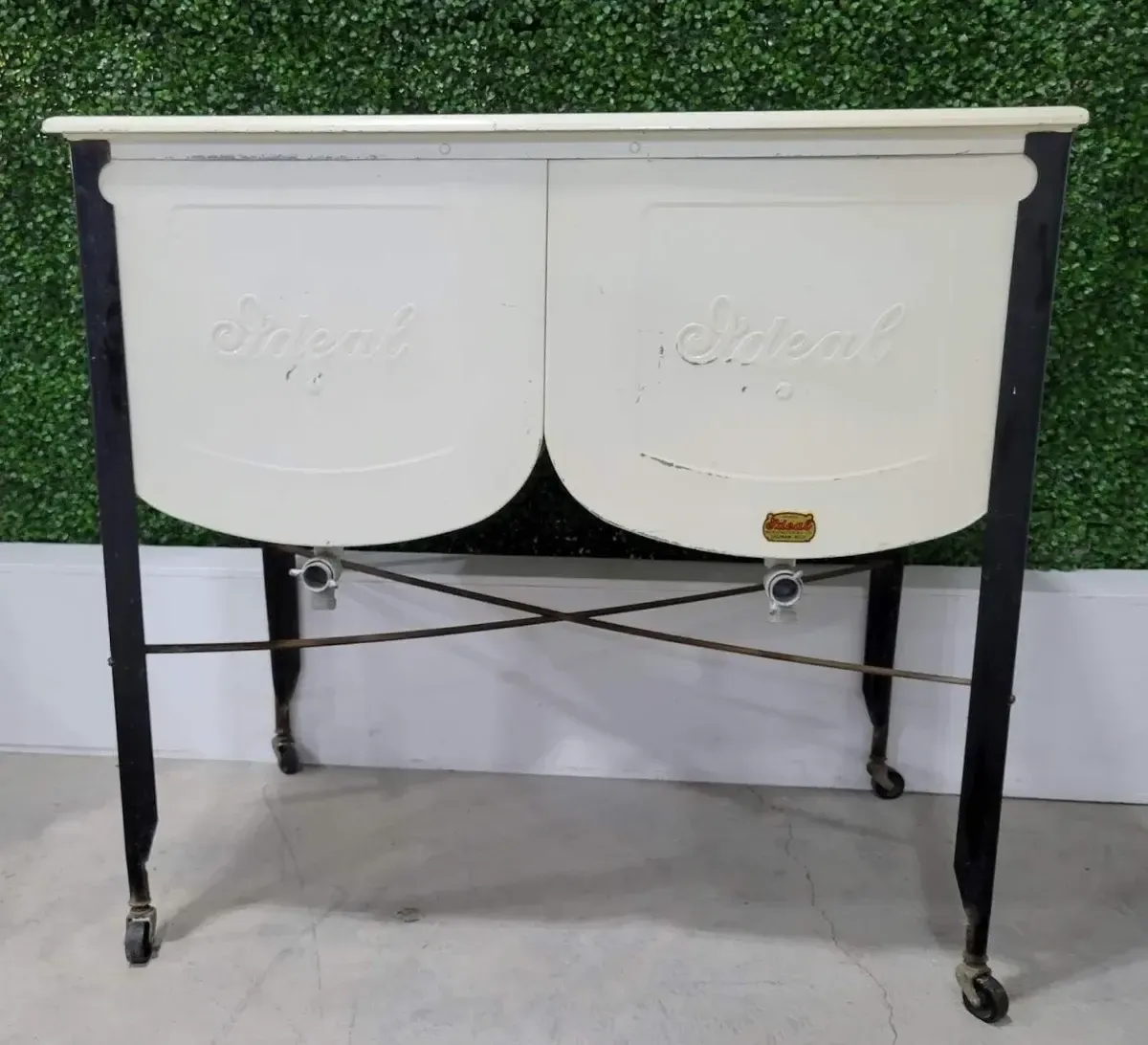 Double basin skirted drink tub
