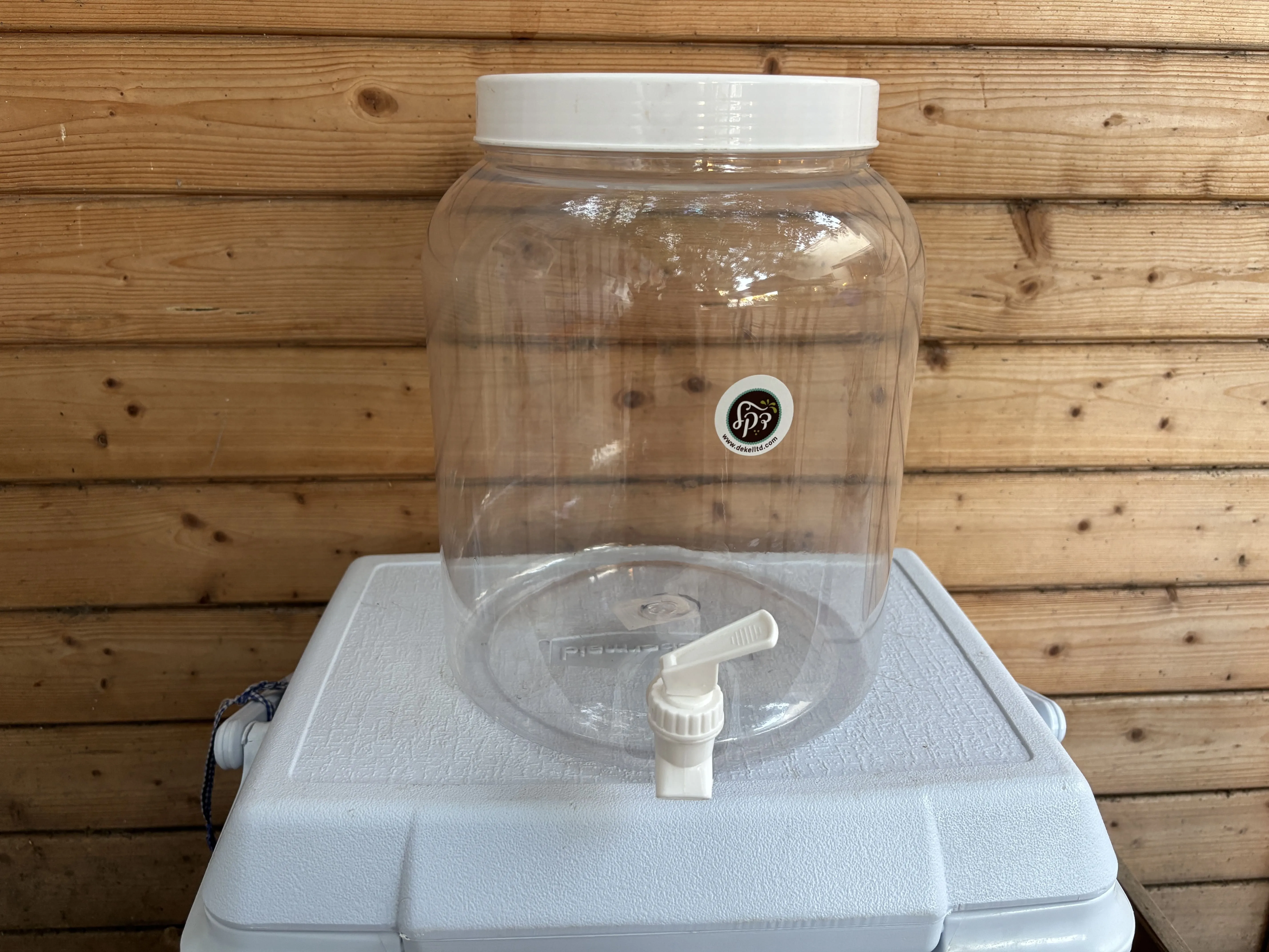 דיספנסר שתיה עם ברז לחיצה