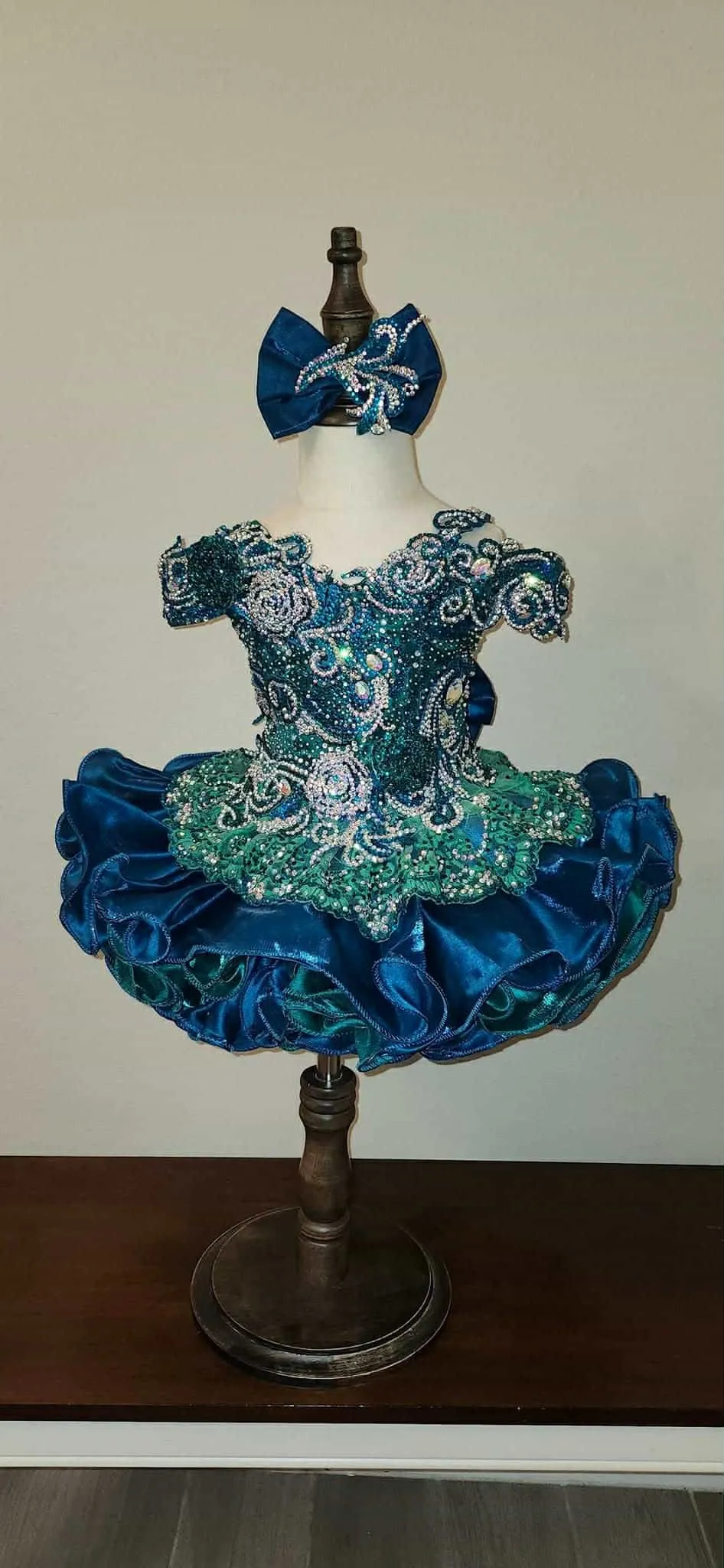 12/2 small 3 Blue/Green Wizzington Glitz- Anna Baker