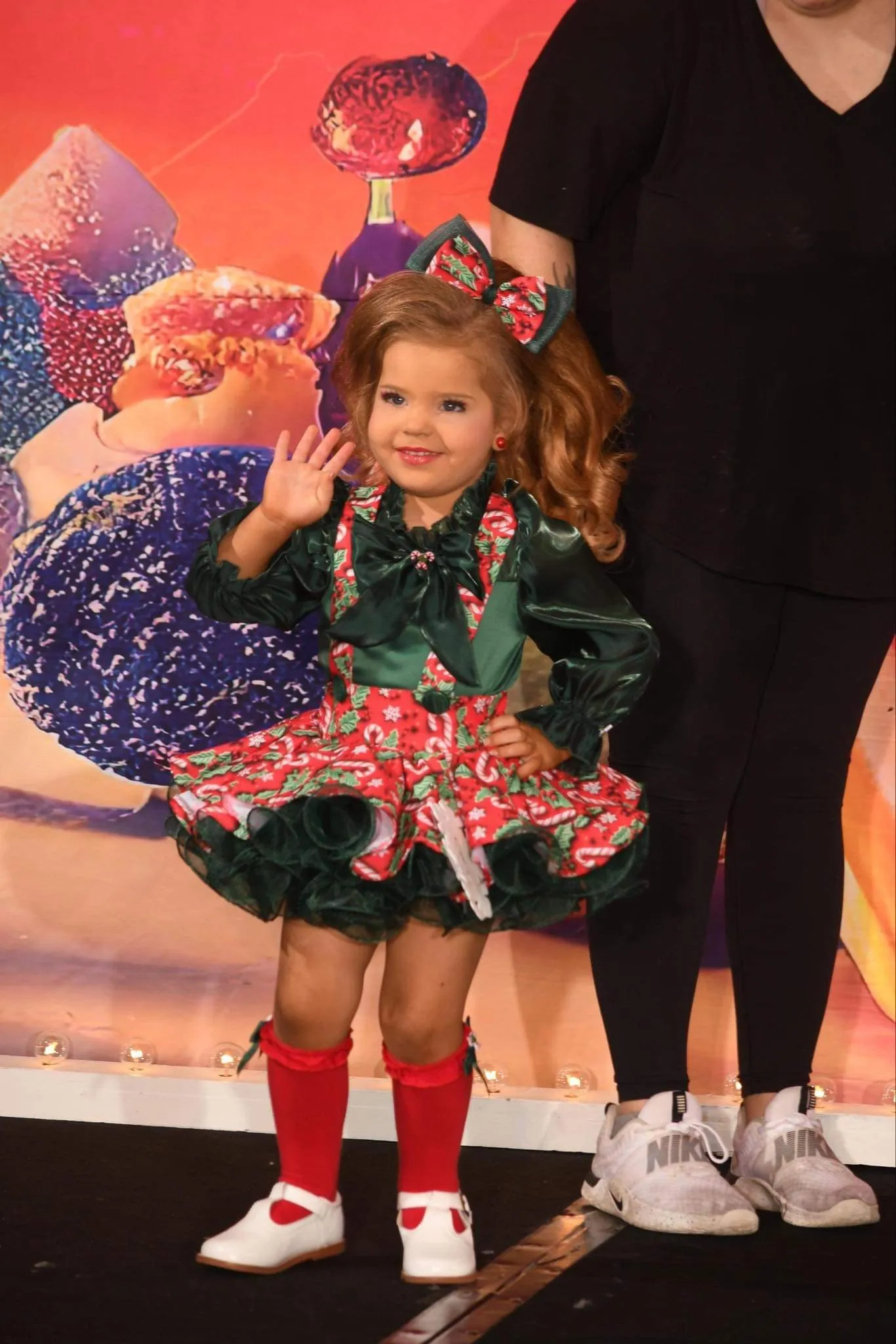 2/4 Christmas OOC/Casual Ember Glitz