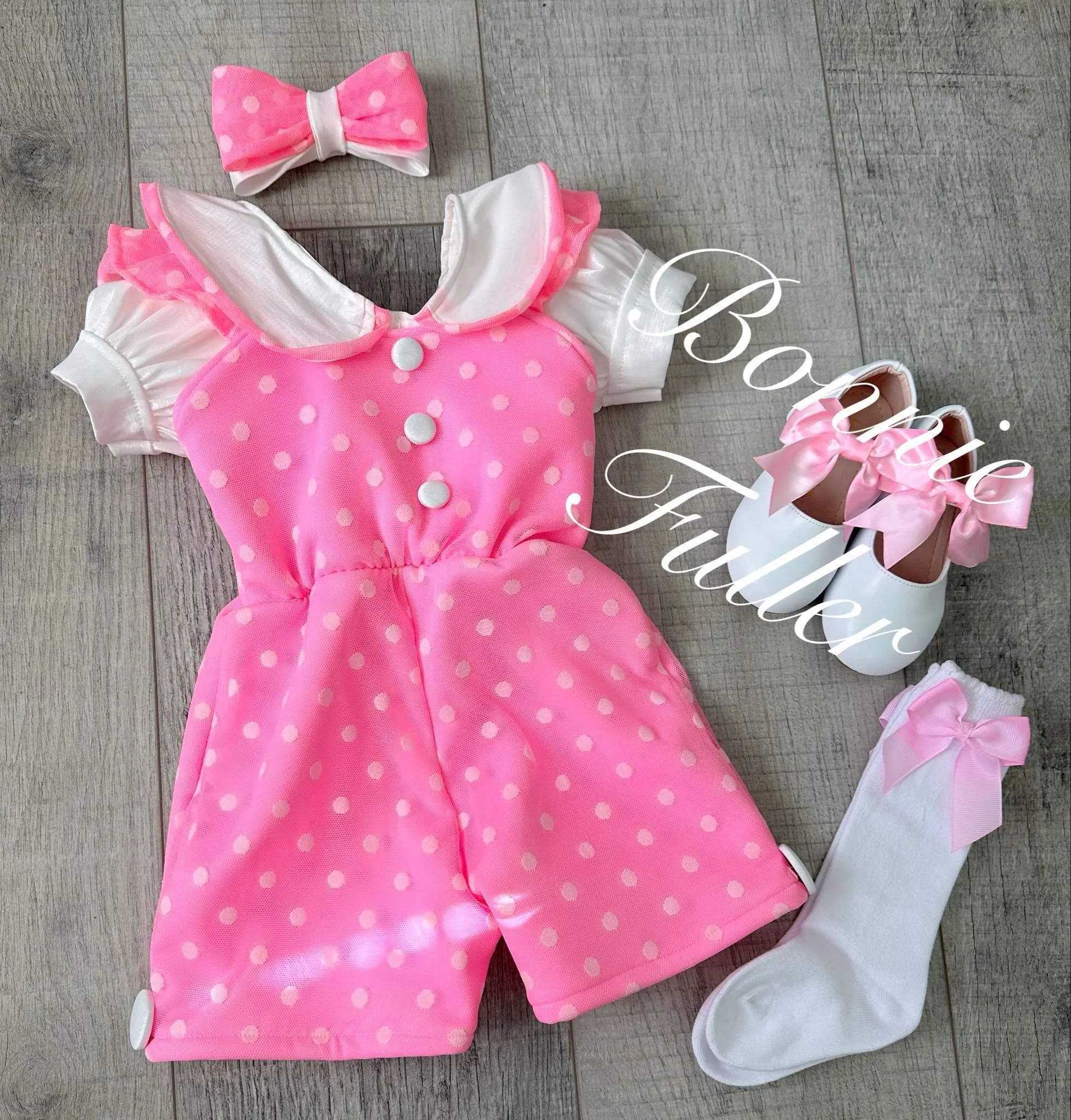 18/3. Pink and White Bonnie Casual - Kara Vaugh